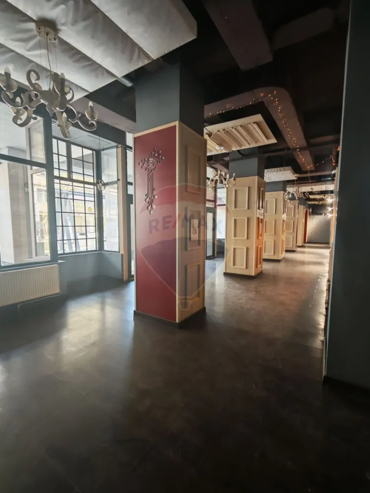 Restaurant/Bar/Cafenea 240mp de închiriat în zona Ultracentrala - În inima orașului Craiova, într-una dintre cele mai exclusiviste și circulate zone, Re/MAX Imperia vă propune spre închiriere un spațiu cu adevărat special, pretabil pentru restaurant fine dining, wine bar, lounge sau concept HoReCa premium.Cu o suprafață totală de aproximativ 240 mp, proprietatea este inteligent compartimentată pe două niveluri:- Parter (140 mp) – spațiu elegant, ideal pentru o sală de servire rafinată, cu atmosferă selectă- Etaj (100 mp) – perfect pentru amenajarea unei bucătării profesionale, birou administrativ sau zone de suportElemente care definesc exclusivitatea:- posibilitate de amenajare terasă exterioară, ideală pentru experiențe urbane memorabile- poziționare ultracentrală, cu vizibilitate excelentă și flux constant de clienți- 2 grupuri sanitare- centrală proprie- versatilitate ridicată în amenajare, adaptabilă oricărui concept premiumAcest spațiu oferă cadrul ideal pentru dezvoltarea unui brand de referință în peisajul HoReCa din Craiova, adresându-se unui public sofisticat și exigent.Pentru detalii suplimentare și programarea unei vizionări private, vă invităm să ne contactați. }}