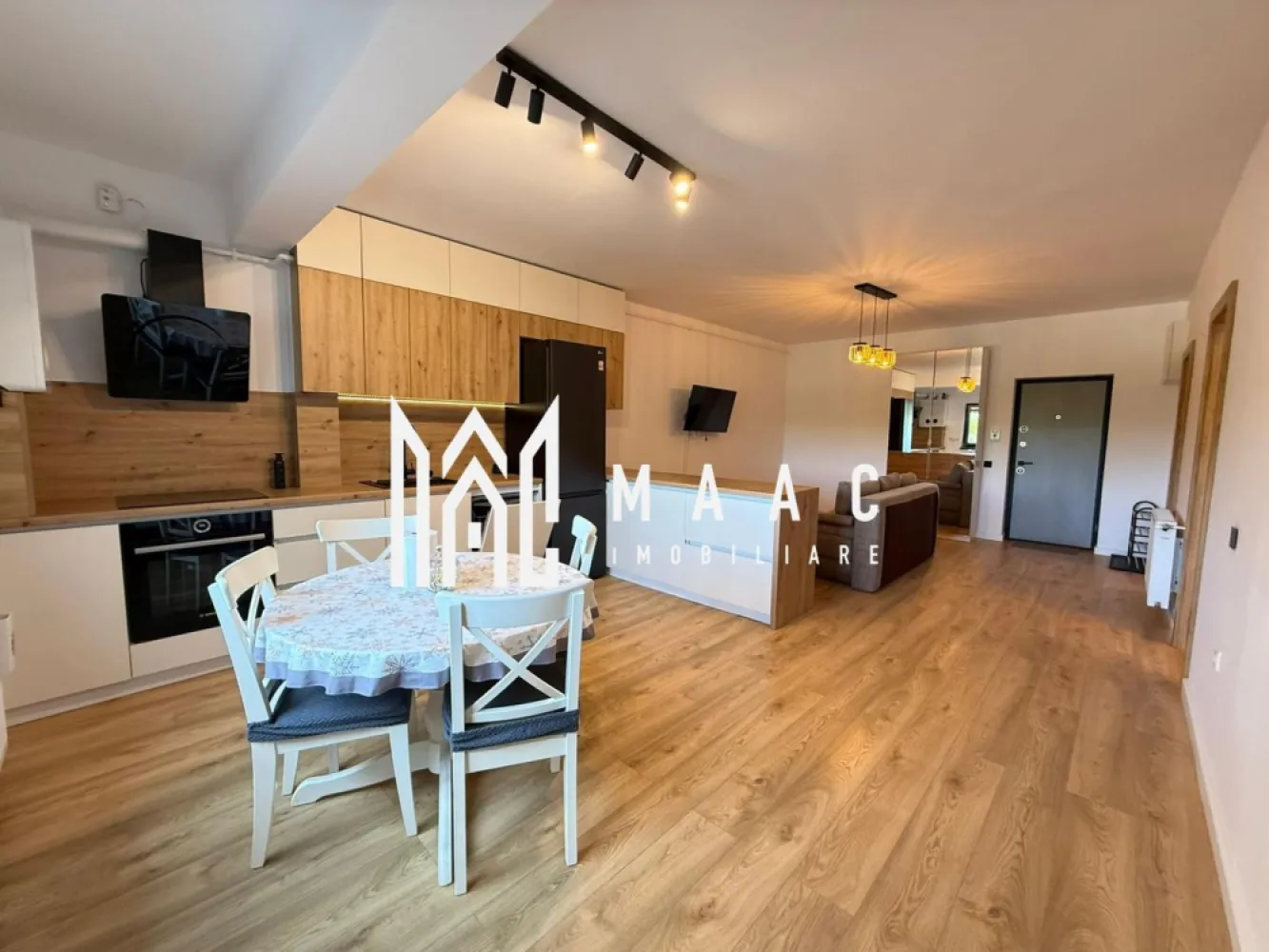 Apartament 2 camere | Etaj 1 | Parcare | Balcon | Modern - MAAC Imobiliare propune atentiei dumneavoastra un apartament cu 2 camere de inchiriat, complet mobilat si utilat, amplasat in zona Turnisor (ansamblul rezidential Garden City). *PRIMA INCHIRIERE. *PET FRIENDLY - Se accepta cu pisica. Locuinta are suprafata utila de 54mp, se afla la etajul 1/4 al unui bloc nou, cu lift si este alcatuita din living spatios si luminos cu canapea extensibila si Smart TV, bucatarie open-space dotata cu tot ce este necesar, dormitor cu pat dublu cu spatiu de depozitare sub saltea, baie si balcon cu acces din dormitor si bucatarie. Aferent - loc de parcare suprateran. Amplasamentul imobilului este unul avantajos, aflandu-se intr-o zona linistita, la 7-10 minute de mers pe jos de Lidl/Kaufland. Finisaje si mobilier de calitate buna, ambient placut. Se percepe o chirie in avans si garantie in cuantumul unei chirii lunare. Disponibilitate imediata. Pentru mai multe detalii, va rugam specificati telefonic: CP3054143