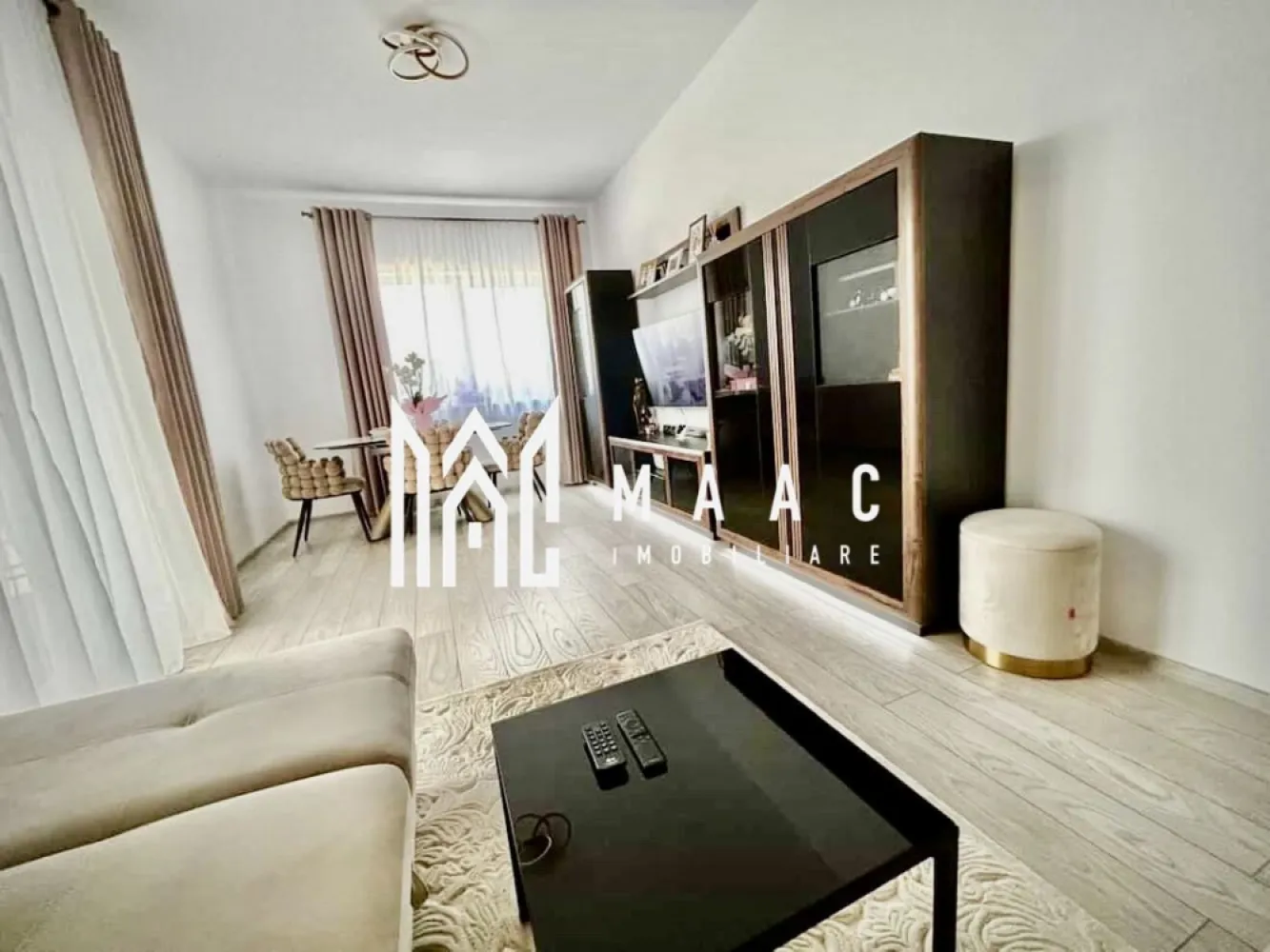 Apartament 2 camere | Casian Residence - Pictor Brana | 2 Locuri de Parcare - MAAC Imobiliare vă prezintă spre vânzare un apartament modern cu 2 camere, situat în ansamblul Casian Casian Residence, o construcție nouă, amplasată într-o zonă liniștită și în plină dezvoltare, cu acces rapid către Sibiu. Detalii proprietate Apartamentul dispune de o compartimentare practică și bine gândită: living luminos și primitor dormitor confortabil bucătărie separată baie + debara pentru depozitare balcon În plus, beneficiază de spațiu de depozitare în pod, ideal pentru organizare eficientă. Proprietatea se vinde complet mobilată și utilată, fiind pregătită pentru mutare imediată, fără investiții suplimentare. Sunt incluse și 2 locuri de parcare, un avantaj important pentru confortul zilnic. Avantaje și zonă Ansamblu rezidențial nou, finalizat în 2024, construit cu atenție la calitate Zonă liniștită, ferită de agitația urbană Acces rapid către Sibiu și principalele artere de circulație În apropiere: supermarketuri, farmacii, restaurante și alte facilități utile Loc de joacă pentru copii și spații verzi în cadrul ansamblului Zonă în continuă dezvoltare, cu potențial bun de creștere a valorii în timp Pentru mai multe detalii și vizionări, precizati telefonic ca ati vazut anuntul cu ID: CP3053851 }}