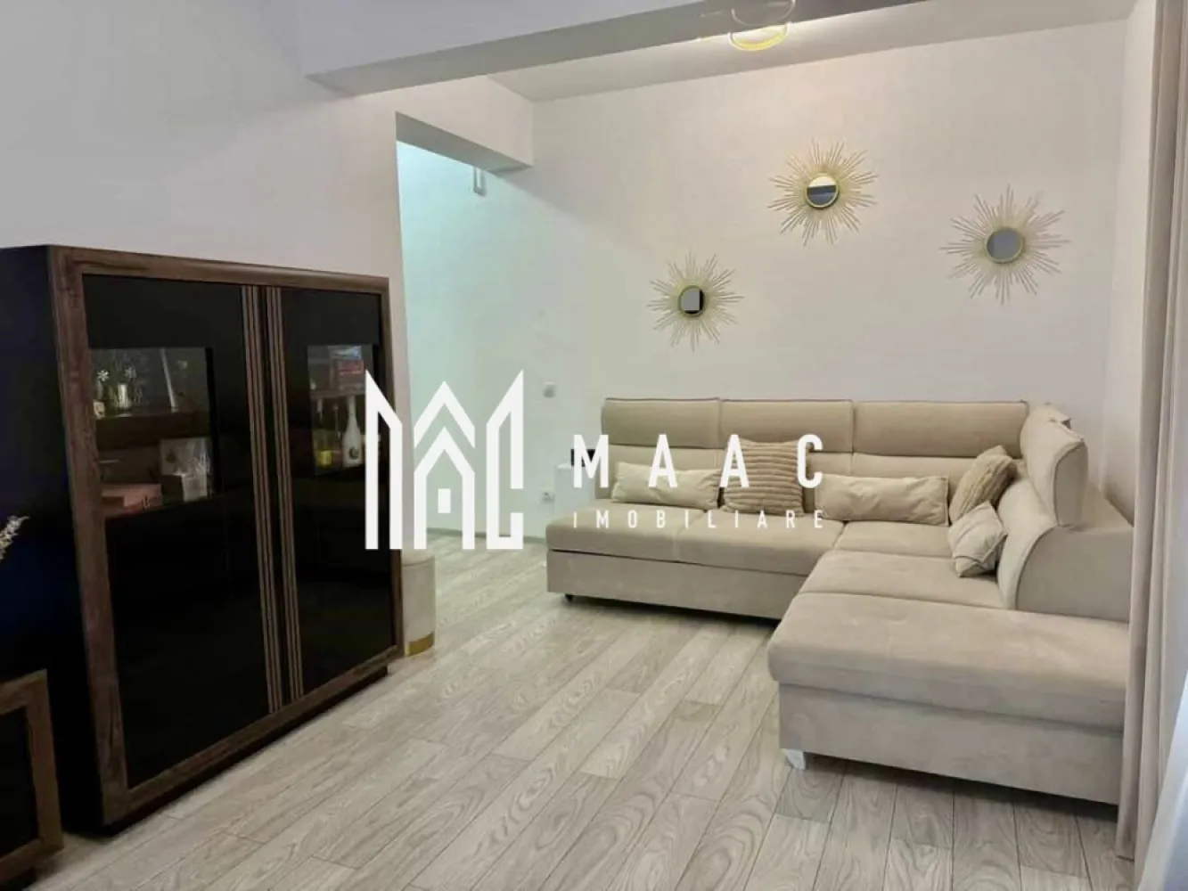 Apartament 2 camere | Casian Residence - Pictor Brana | 2 Locuri de Parcare - MAAC Imobiliare vă prezintă spre vânzare un apartament modern cu 2 camere, situat în ansamblul Casian Casian Residence, o construcție nouă, amplasată într-o zonă liniștită și în plină dezvoltare, cu acces rapid către Sibiu. Detalii proprietate Apartamentul dispune de o compartimentare practică și bine gândită: living luminos și primitor dormitor confortabil bucătărie separată baie + debara pentru depozitare balcon În plus, beneficiază de spațiu de depozitare în pod, ideal pentru organizare eficientă. Proprietatea se vinde complet mobilată și utilată, fiind pregătită pentru mutare imediată, fără investiții suplimentare. Sunt incluse și 2 locuri de parcare, un avantaj important pentru confortul zilnic. Avantaje și zonă Ansamblu rezidențial nou, finalizat în 2024, construit cu atenție la calitate Zonă liniștită, ferită de agitația urbană Acces rapid către Sibiu și principalele artere de circulație În apropiere: supermarketuri, farmacii, restaurante și alte facilități utile Loc de joacă pentru copii și spații verzi în cadrul ansamblului Zonă în continuă dezvoltare, cu potențial bun de creștere a valorii în timp Pentru mai multe detalii și vizionări, precizati telefonic ca ati vazut anuntul cu ID: CP3053851 }}