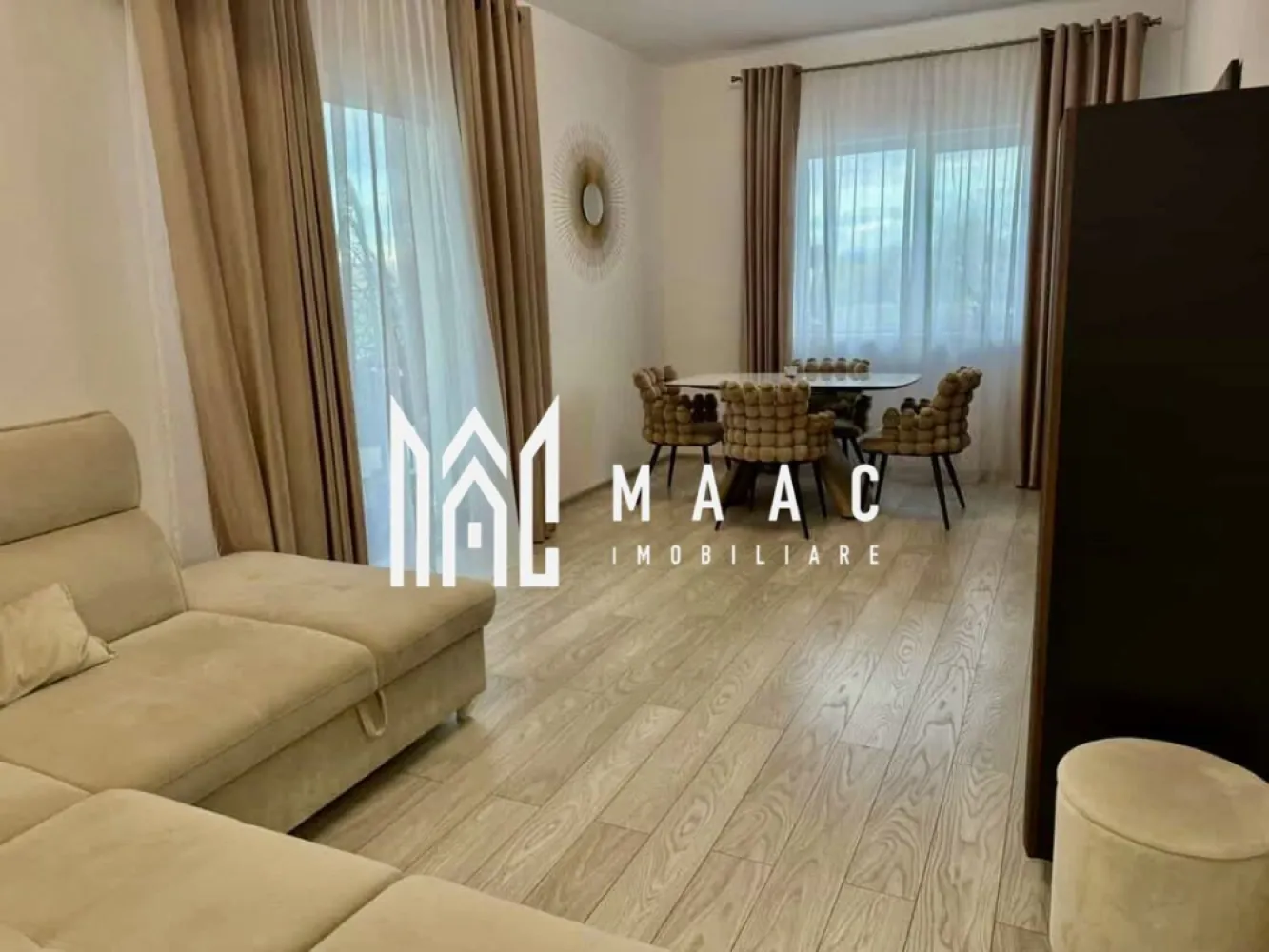 Apartament 2 camere | Casian Residence - Pictor Brana | 2 Locuri de Parcare - MAAC Imobiliare vă prezintă spre vânzare un apartament modern cu 2 camere, situat în ansamblul Casian Casian Residence, o construcție nouă, amplasată într-o zonă liniștită și în plină dezvoltare, cu acces rapid către Sibiu. Detalii proprietate Apartamentul dispune de o compartimentare practică și bine gândită: living luminos și primitor dormitor confortabil bucătărie separată baie + debara pentru depozitare balcon În plus, beneficiază de spațiu de depozitare în pod, ideal pentru organizare eficientă. Proprietatea se vinde complet mobilată și utilată, fiind pregătită pentru mutare imediată, fără investiții suplimentare. Sunt incluse și 2 locuri de parcare, un avantaj important pentru confortul zilnic. Avantaje și zonă Ansamblu rezidențial nou, finalizat în 2024, construit cu atenție la calitate Zonă liniștită, ferită de agitația urbană Acces rapid către Sibiu și principalele artere de circulație În apropiere: supermarketuri, farmacii, restaurante și alte facilități utile Loc de joacă pentru copii și spații verzi în cadrul ansamblului Zonă în continuă dezvoltare, cu potențial bun de creștere a valorii în timp Pentru mai multe detalii și vizionări, precizati telefonic ca ati vazut anuntul cu ID: CP3053851 }}