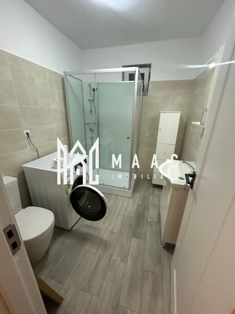 Apartament 2 Camere | Decomandat | Loc De Parcare - MAAC Imobiliare vă propune spre închiriere un apartament modern cu 2 camere decomandate, situat pe Calea Șurii Mici, într-o zonă liniștită și în plină dezvoltare. Locuința face parte dintr-o construcție nouă și se remarcă prin compartimentarea eficientă: din hol se accesează toate încăperile — livingul luminos, dormitorul confortabil, bucătăria mobilată și complet utilată, precum și baia dotată cu cabină de duș. Apartamentul oferă un nivel ridicat de confort și este ideal pentru persoane care caută o locuință curată, practică și bine amplasată. Nu se acceptă animale de companie. La semnarea contractului se solicită plata unei garanții, cuantumul unei luni de chirie. Pentru mai multe detalii și programarea unei vizionări, vă invităm să ne contactați, menționând ID-ul ofertei: CP2793414. }}