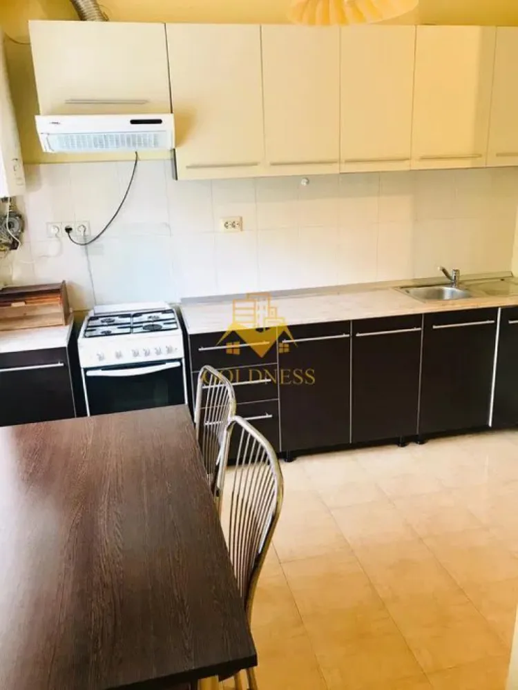 2 camere open space, Zorilor,UTCN, Observatorului, Sigma, Golden Tulip - GOLDNESS Imobiliare vă propune spre închiriere un apartament cu 2 camere complet mobilat și utilat, la etajul 1 într-un imobil de 11 etaje, în Cartierul Zorilor. Posibilitate de a parca in zona ! Se află în apropierea stațiilor de transport în comun, magazine, restaurante, spații verzi, farmacii, etc. Apartamentul este compartimentat astfel: - dormitor cu pat matrimonial, dressing, noptiere - living cu bucatarie open space complet utilată și mobilată, loc de servit masa - baie cu cadă, calorifer port prosop și dulap pentru depozitare. Imobilul este dotat cu toate cele necesare- centrală proprie, frigider, aragaz, hotă, mașină de spălat haine, televizor, etc. Dacă sunteți interesați de acest apartament și doriți să îl vizionați, dar și pentru alte oferte nu ezitați să ne contactați telefonic sau prin e-mail. Vă stăm la dispoziție! Pentru intermediere se percepe un comision de 50% din prețul chiriei! }}