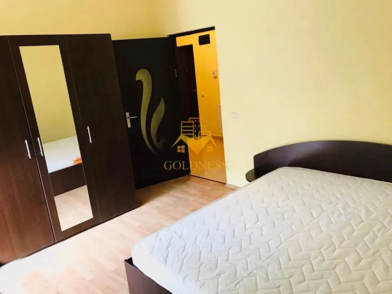 2 camere open space, Zorilor,UTCN, Observatorului, Sigma, Golden Tulip - GOLDNESS Imobiliare vă propune spre închiriere un apartament cu 2 camere complet mobilat și utilat, la etajul 1 într-un imobil de 11 etaje, în Cartierul Zorilor. Posibilitate de a parca in zona ! Se află în apropierea stațiilor de transport în comun, magazine, restaurante, spații verzi, farmacii, etc. Apartamentul este compartimentat astfel: - dormitor cu pat matrimonial, dressing, noptiere - living cu bucatarie open space complet utilată și mobilată, loc de servit masa - baie cu cadă, calorifer port prosop și dulap pentru depozitare. Imobilul este dotat cu toate cele necesare- centrală proprie, frigider, aragaz, hotă, mașină de spălat haine, televizor, etc. Dacă sunteți interesați de acest apartament și doriți să îl vizionați, dar și pentru alte oferte nu ezitați să ne contactați telefonic sau prin e-mail. Vă stăm la dispoziție! Pentru intermediere se percepe un comision de 50% din prețul chiriei! }}