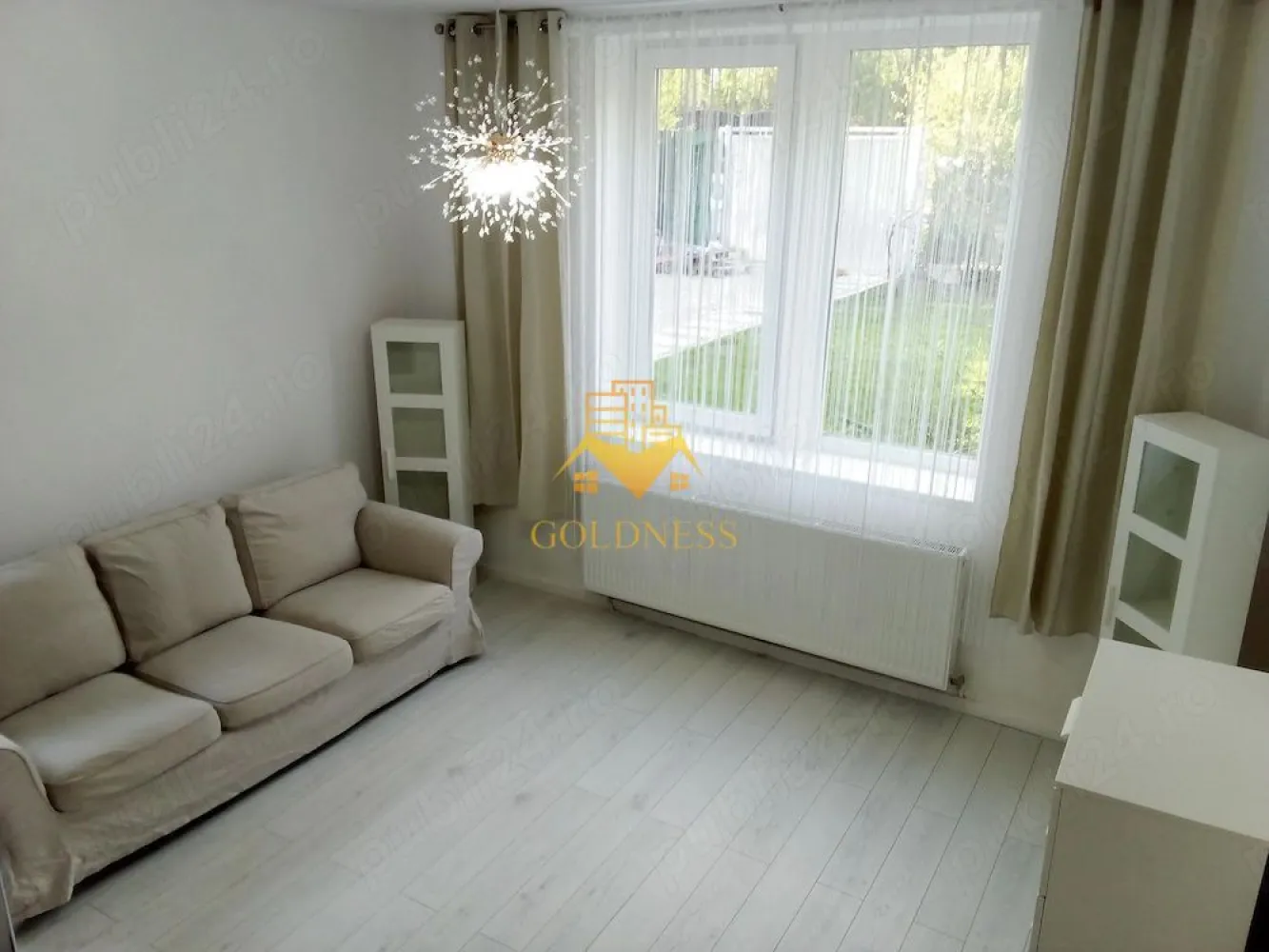 3 camere, moder, curte 105 mp, Parcul Central, Polivalenta, central - GOLDNESS Imobiliare vă propune spre închiriere o casa complet mobilata și utilata, situata in inima orasului. Dispune de locuri de parcare in curte. Se află în apropierea stațiilor de transport în comun, magazine, restaurante, spații verzi, farmacii, etc. Apartamentul este compartimentat astfel: - dormitor cu pat matrimonial, dressing, noptiere, comoda tv - living cu canapea extensibila, comoda tv, televizor - bucatarie complet utilată și mobilată, loc de servit masa - baie cu cada tip jacuzzi, calorifer port prosop și dulap pentru depozitare. Imobilul este dotat cu toate cele necesare- centrală proprie, frigider, aragaz, hotă, mașină de spălat haine, televizor, etc. Dacă sunteți interesați de acest apartament și doriți să îl vizionați, dar și pentru alte oferte nu ezitați să ne contactați telefonic sau prin e-mail. Vă stăm la dispoziție! Pentru intermediere se percepe un comision de 50% din prețul chiriei!