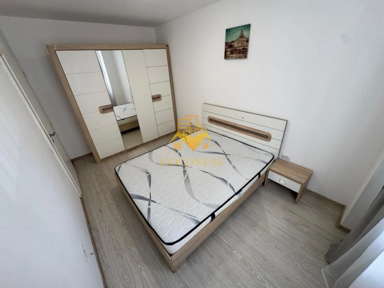 2 camere, modern, bloc nou, Baciu, Galaxiei zona Old GYM, Pet Friendly - GOLDNESS Imobiliare vă propune spre închiriere un apartament cu 2 camere complet mobilat și utilat, la parter într-un imobil de 7 etaje, în Baciu. Apartamentul este compartimentat astfel: - dormitor cu pat matrimonial, spatiu pentru depozitare - living cu bucatarie open-space complet utilată, canapea extensibilă, loc de servit masa - baie cu vana, calorifer port prosop inox și dulap pentru depozitare. Imobilul este dotat cu toate cele necesare- centrală proprie, mașină de spălat haine, frigider, plită electrică, hotă, etc. Se află în apropierea stațiilor de transport în comun, magazine, restaurante, spații verzi, farmacii, etc. Posibilitate de parcare in zona ! Dacă sunteți interesați de acest apartament și doriți să îl vizionați, dar și pentru alte oferte sau detalii nu ezitați să ne contactați telefonic sau prin e-mail - goldnessimobiliare@gmail.com. Vă stăm la dispoziție! }}