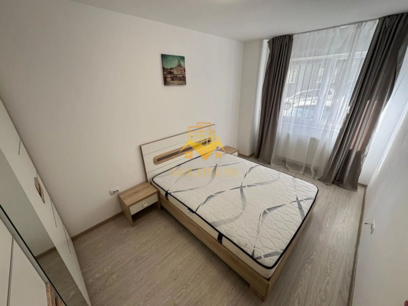 2 camere, modern, bloc nou, Baciu, Galaxiei zona Old GYM, Pet Friendly - GOLDNESS Imobiliare vă propune spre închiriere un apartament cu 2 camere complet mobilat și utilat, la parter într-un imobil de 7 etaje, în Baciu. Apartamentul este compartimentat astfel: - dormitor cu pat matrimonial, spatiu pentru depozitare - living cu bucatarie open-space complet utilată, canapea extensibilă, loc de servit masa - baie cu vana, calorifer port prosop inox și dulap pentru depozitare. Imobilul este dotat cu toate cele necesare- centrală proprie, mașină de spălat haine, frigider, plită electrică, hotă, etc. Se află în apropierea stațiilor de transport în comun, magazine, restaurante, spații verzi, farmacii, etc. Posibilitate de parcare in zona ! Dacă sunteți interesați de acest apartament și doriți să îl vizionați, dar și pentru alte oferte sau detalii nu ezitați să ne contactați telefonic sau prin e-mail - goldnessimobiliare@gmail.com. Vă stăm la dispoziție! }}