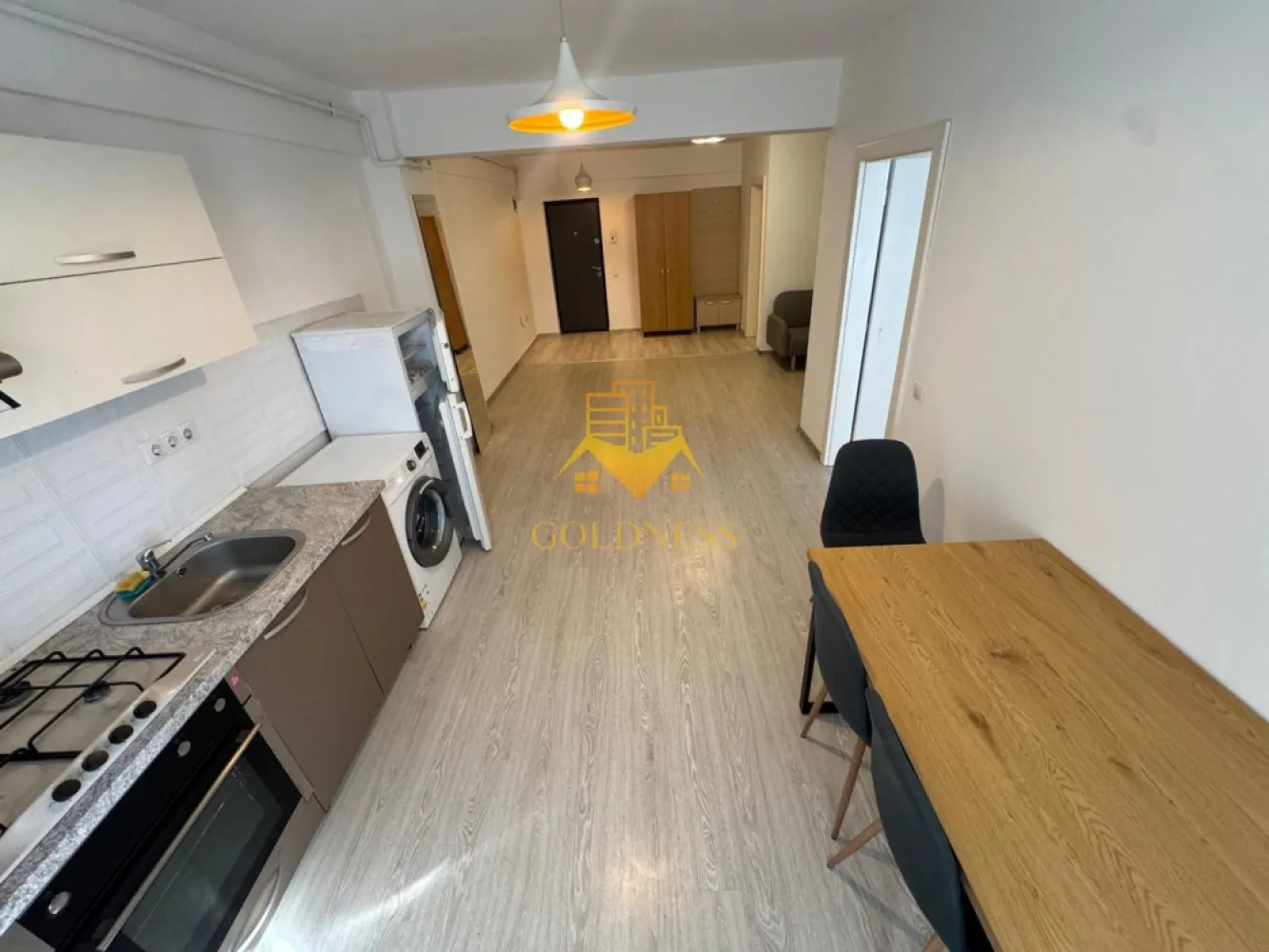 2 camere, modern, bloc nou, Baciu, Galaxiei zona Old GYM, Pet Friendly - GOLDNESS Imobiliare vă propune spre închiriere un apartament cu 2 camere complet mobilat și utilat, la parter într-un imobil de 7 etaje, în Baciu. Apartamentul este compartimentat astfel: - dormitor cu pat matrimonial, spatiu pentru depozitare - living cu bucatarie open-space complet utilată, canapea extensibilă, loc de servit masa - baie cu vana, calorifer port prosop inox și dulap pentru depozitare. Imobilul este dotat cu toate cele necesare- centrală proprie, mașină de spălat haine, frigider, plită electrică, hotă, etc. Se află în apropierea stațiilor de transport în comun, magazine, restaurante, spații verzi, farmacii, etc. Posibilitate de parcare in zona ! Dacă sunteți interesați de acest apartament și doriți să îl vizionați, dar și pentru alte oferte sau detalii nu ezitați să ne contactați telefonic sau prin e-mail - goldnessimobiliare@gmail.com. Vă stăm la dispoziție! }}