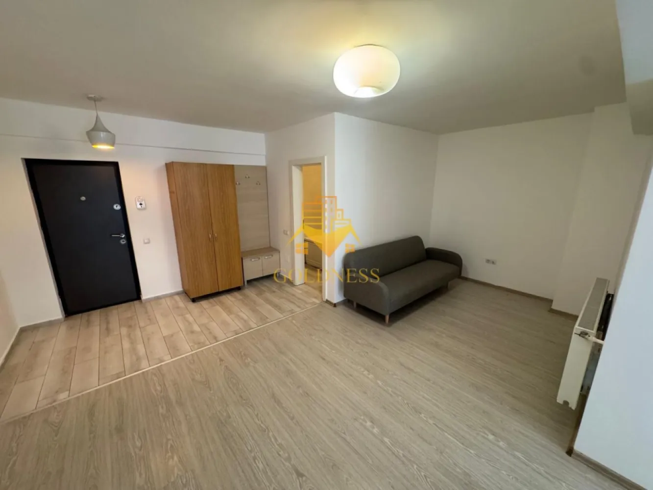 2 camere, modern, bloc nou, Baciu, Galaxiei zona Old GYM, Pet Friendly - GOLDNESS Imobiliare vă propune spre închiriere un apartament cu 2 camere complet mobilat și utilat, la parter într-un imobil de 7 etaje, în Baciu. Apartamentul este compartimentat astfel: - dormitor cu pat matrimonial, spatiu pentru depozitare - living cu bucatarie open-space complet utilată, canapea extensibilă, loc de servit masa - baie cu vana, calorifer port prosop inox și dulap pentru depozitare. Imobilul este dotat cu toate cele necesare- centrală proprie, mașină de spălat haine, frigider, plită electrică, hotă, etc. Se află în apropierea stațiilor de transport în comun, magazine, restaurante, spații verzi, farmacii, etc. Posibilitate de parcare in zona ! Dacă sunteți interesați de acest apartament și doriți să îl vizionați, dar și pentru alte oferte sau detalii nu ezitați să ne contactați telefonic sau prin e-mail - goldnessimobiliare@gmail.com. Vă stăm la dispoziție! }}
