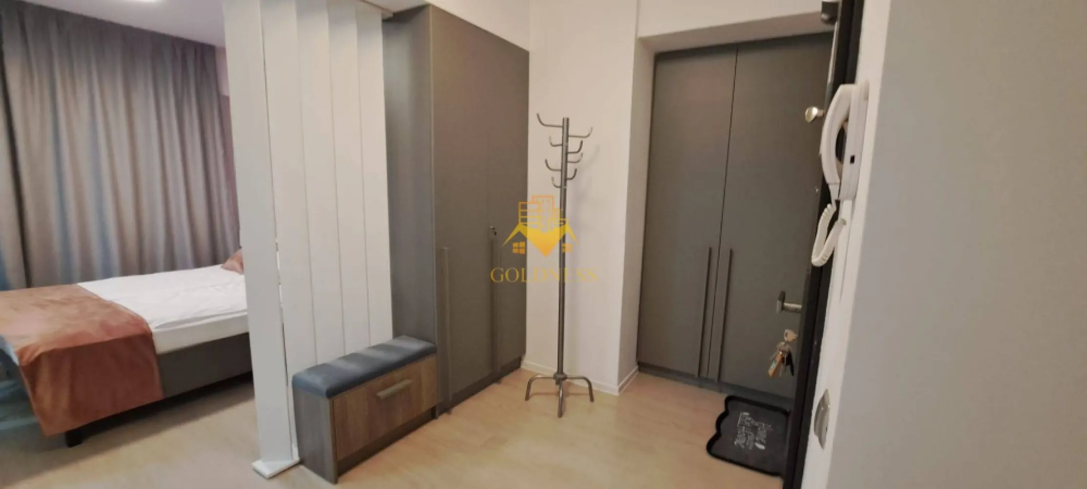 1 camera, bloc nou, Manastur,West City,Calea Floresti, West City - GOLDNESS Imobiliare vă propune spre închiriere un apartament cu o camera complet mobilata și utilata, la etajul 4 într-un imobil de 24 etaje, în Cartierul Manastur. Apartamentul este compartimentat astfel: - living cu bucatarie open-space complet utilată, loc de servit masa, pat matrimonial - baie cu walk-in, calorifer port prosop inox și dulap pentru depozitare. - balcon de 5 mp. Imobilul este dotat cu toate cele necesare- centrală proprie, mașină de spălat haine, frigider, plită electrică, hotă, aer conditionat, etc. Se află în apropierea stațiilor de transport în comun, magazine, restaurante, spații verzi, farmacii, etc. Se poate inchiria parcare subterana cu 50E. Dacă sunteți interesați de acest apartament și doriți să îl vizionați, dar și pentru alte oferte sau detalii nu ezitați să ne contactați telefonic sau prin e-mail - goldnessimobiliare@gmail.com. Vă stăm la dispoziție! Pentru intermediere se percepe un comision de 50% din prețul chiriei! }}