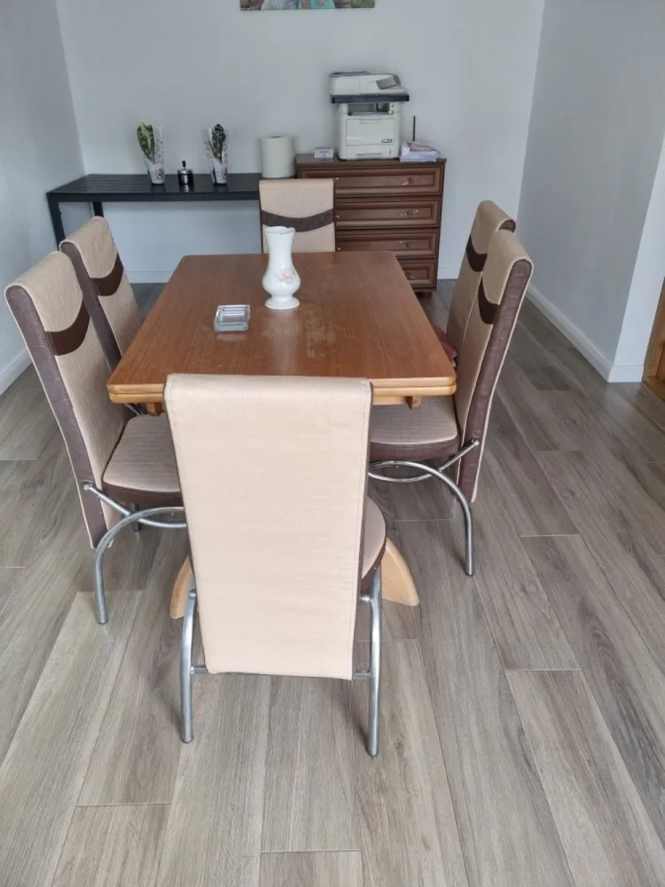 Casă +axexa+teren generos, zona 14 Mai - Se oferă spre vânzare proprietate deosebită situată în zona 14 Mai, pe o stradă liniștită, cu vecini prietenoși – ideală pentru familie sau pentru locuire + activitate separată. Renovare completă în 2021 – toate instalațiile (electrică, sanitară, termică) sunt noi Construcție solidă din cărămidă, izolație exterioară de 10 cm Casa principală (an construcție 1965) Regim: parter + subsol Suprafață construită la sol: 132 mp Suprafață desfășurată: 197 mp Compartimentare: hol generos, 3 camere mari, bucătărie + zonă de servit masa (cu acces spre anexă și terasă) baie mare (cadă, WC, lavoar, bideu) WC de serviciu Complet decomandate. Încălzire în pardoseală Centrală termică pe gaz în condensare (Ferroli), amplasată la subsol Pod uscat și spațios pe toată suprafața casei Anexă (an construcție 1996) Regim: subsol + parter + mansardă Suprafață construită la sol: 67 mp Suprafață desfășurată: 197 mp Izolată și toate utilitățile instalate dar încă apa și gazul neconectate(apă, gaz, curent, canalizare) Parter: încălzire în pardoseală Mansardă: pregătită pentru calorifere (instalație existentă, neconectată) Subsol: beci mare, uscat (~120 mp) Teren și curte Suprafață totală teren: 1022 mp Curte betonată + grădină amenajată cu gazon Pomi și arbori fructiferi Zonă în spatele casei pregătită (pietriș) pentru construcții suplimentare: garaj, șopron etc. Proprietate ideală pentru locuire confortabilă, dar și pentru două familii sau activități independente (anexa fiind complet utilată). Pentru mai multe detalii sau vizionare, nu ezitați să mă contactați. Telefonic 07******91