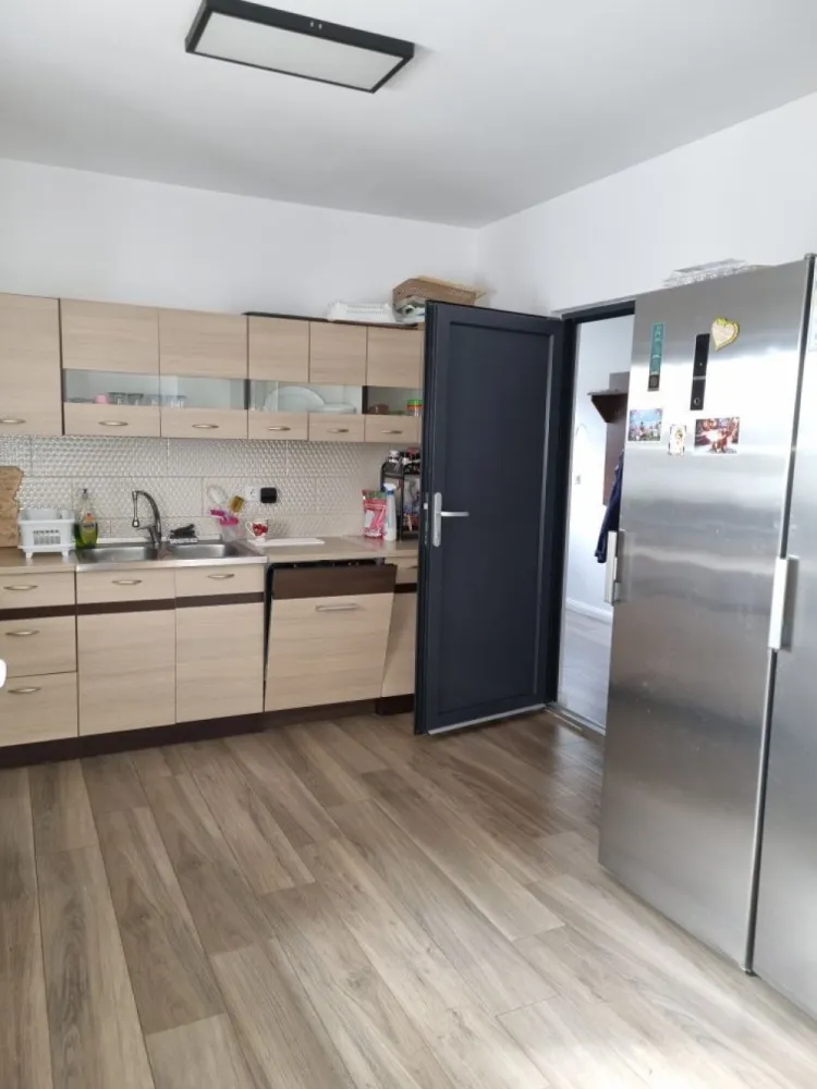 Casă +axexa+teren generos, zona 14 Mai