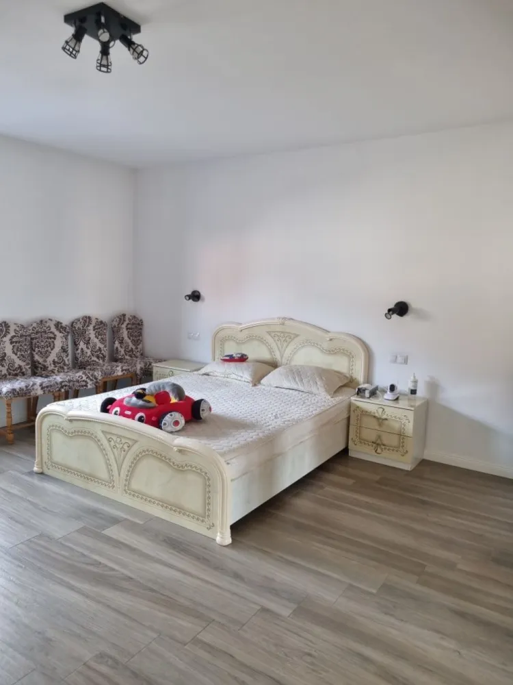 Casă +axexa+teren generos, zona 14 Mai