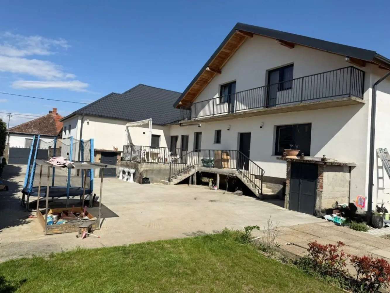 Casă +axexa+teren generos, zona 14 Mai