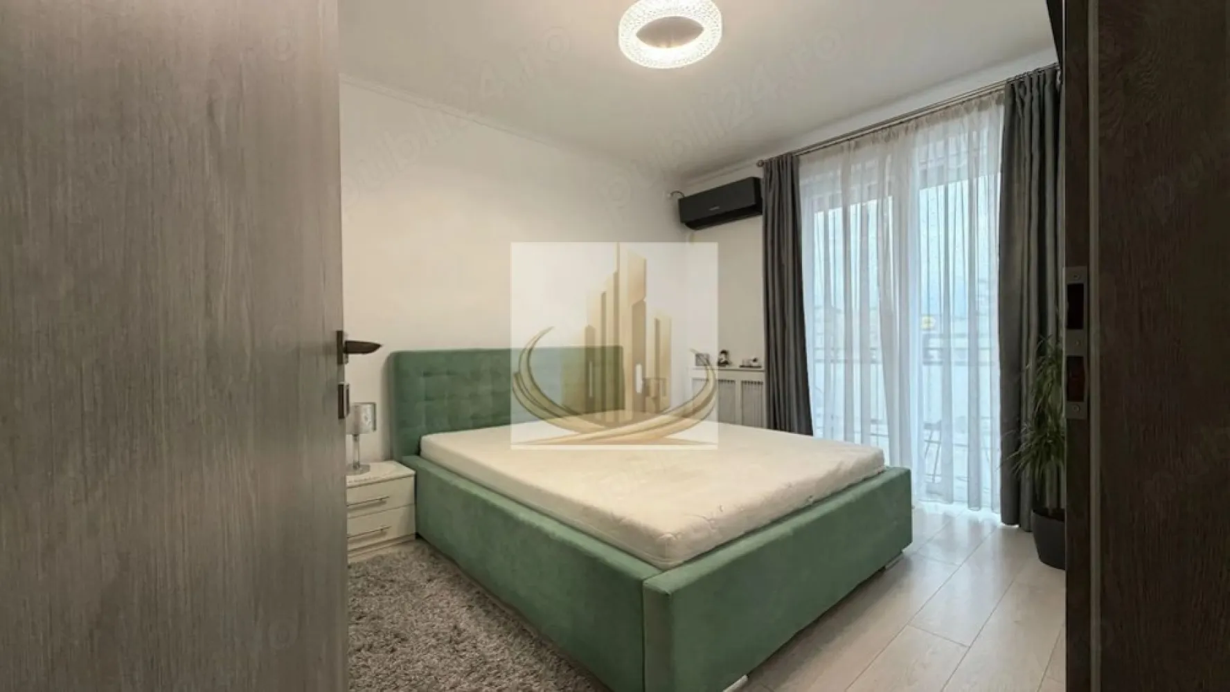 🏡 Garsonieră modernă | Giroc (zona principală) | 34 mp |+parcare - Grand Mobilis Imobiliare vă propune spre vânzare un apartament cu 1 cameră, situat în Giroc, într-o zonă excelentă, aproape de toate facilitățile. 📐 Suprafață utilă: 34 mp 🏢 Etaj: 1 🛋️ Compartimentare decomandată, eficientă și practică ✨ Dotări & beneficii: * finisaje de înaltă calitate * pardoseli din gresie și parchet * balcon cu vedere spre stradă 📍 Localizare excelentă: * stație de autobuz la câțiva pași * magazine, restaurante și cafenele în apropiere * Parc Giroc la doar ~436 m * farmacie și oficiu poștal în zonă 🛋️ Apartamentul se vinde exact ca în poze 🚗 Loc de parcare inclus în CF 💰 Ideal pentru locuit sau investiție 📞 Dacă te interesează această proprietate, te așteptăm la vizionare! ID intern CP3054642