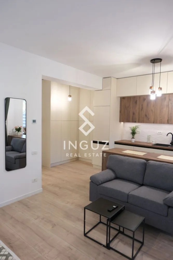 Garsonieră de închiriat – Ghica Apartments | Curte proprie | Prim - Garsonieră de închiriat – Ghica Apartments | Curte proprie | Prima închiriere Strada Baicului nr. 55 – Complex Ghica Apartments Se oferă spre închiriere o garsonieră modernă, spațioasă și primitoare, situată la parter, cu curte proprie, într-un complex nou, finalizat în 2023. Ideală pentru persoane care caută confort imediat, liniște și un spațiu bine organizat. Detalii proprietate: Suprafață: 49 mp (inclusiv curte privată) Parter + curte proprie Complet mobilată și utilată (prima închiriere) Smart TV Frigider Mașină de spălat rufe Mașină de spălat vase Aragaz + cuptor + hotă Încălzire în pardoseală cu termostate individuale Internet de mare viteză + cablu TV Avantaje locație: 5 min până la stația STB (linie 143) 15 min până la Mega Mall 7 min cu mașina până la metrou Obor Complex nou cu curte interioară și spații verzi Posibilitate închiriere loc de parcare Disponibilitate: începând cu 15 mai Preț: 550 EUR / lună Commission 50% }}