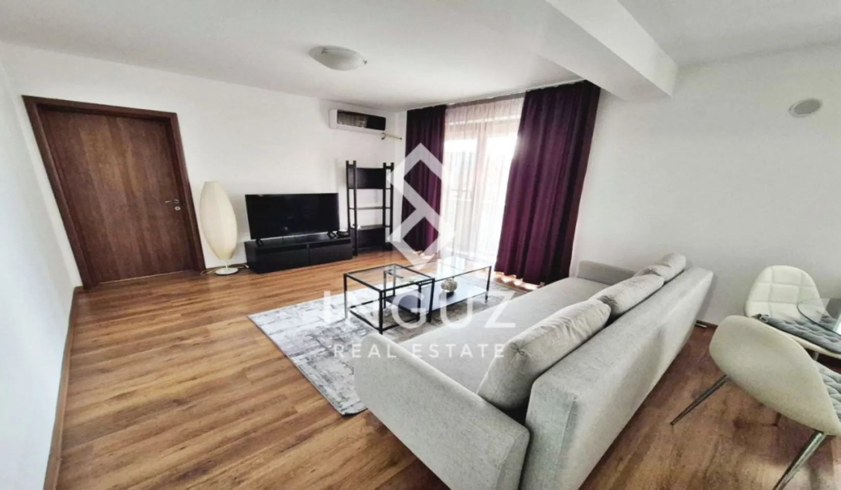 Apartament 2 camere de închiriat – Mihai Bravu | 10 min metrou | Prima - Apartament 2 camere de închiriat – Mihai Bravu | 10 min metrou | Prima închiriere Se oferă spre închiriere un apartament de 2 camere, situat în Sector 3, pe Strada Vailor, la doar 10 minute de mers pe jos de metrou Mihai Bravu, într-o zonă liniștită de case. Apartamentul are o suprafață utilă de 48 mp, este amplasat la etajul 1 într-un imobil construit în 2014 și se află la prima închiriere, fiind proaspăt renovat și pregătit pentru mutare imediată. Detalii proprietate: Compartimentare semidecomandată Living cu bucătărie open space Dormitor separat Baie cu cadă 2 balcoane Centrală termică proprie (schimbată acum 2 ani) Aer condiționat Dotări și electrocasnice: Cuptor și plită Bosch Mașină de spălat cu uscător LG Frigider Gorenje No Frost Hotă Gorenje Smart TV LG Toate electrocasnicele sunt în stare foarte bună, achiziționate recent. Avantaje: Zonă liniștită Acces rapid la metrou și mijloace de transport Apartament luminos, curat și bine întreținut Ideal pentru cuplu sau o persoană 📅 Disponibil imediat 💶 Preț: 500 € / lună 📌 Comision agenție: 50% din prima lună }}