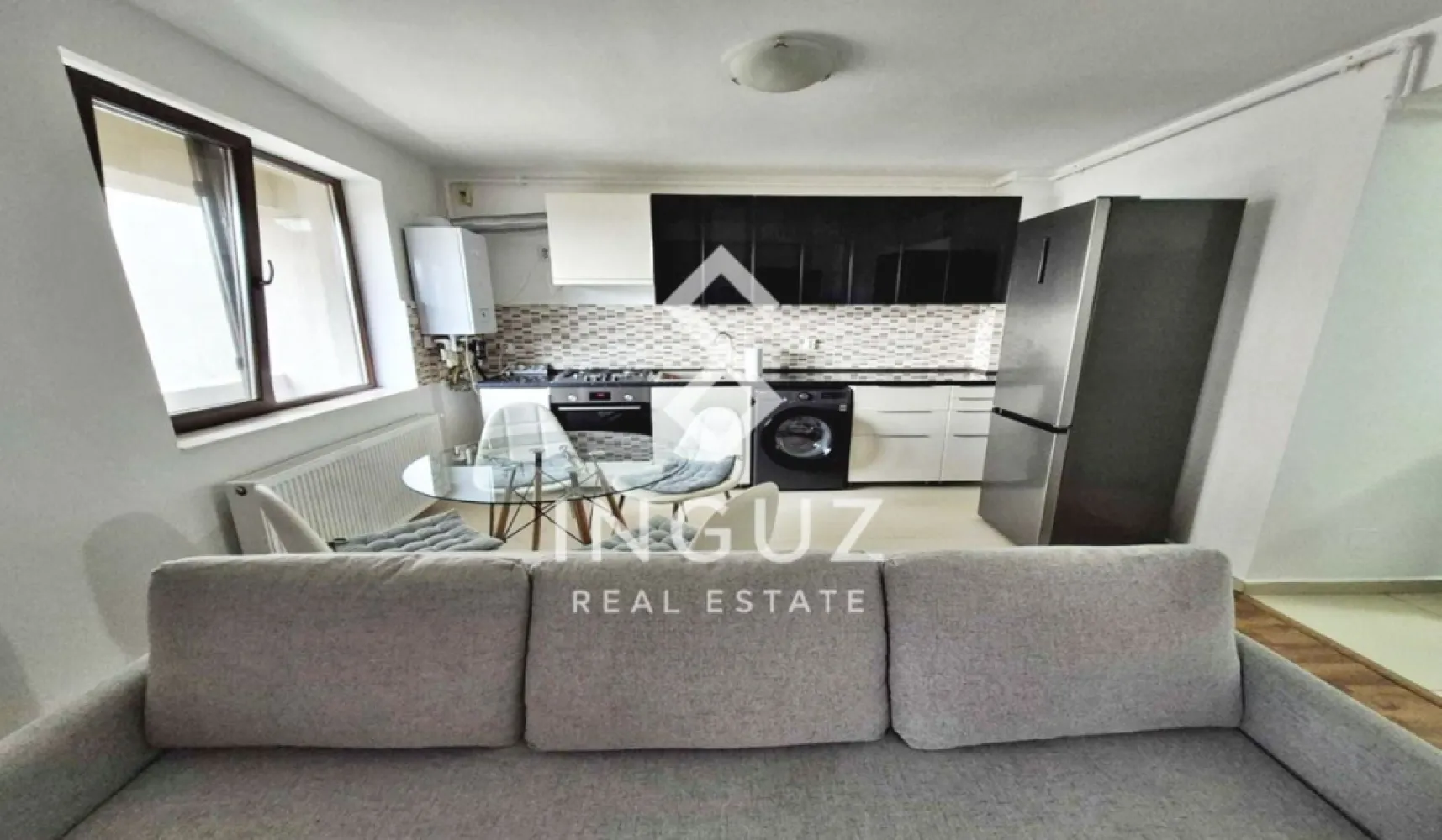 Apartament 2 camere de închiriat – Mihai Bravu | 10 min metrou | Prima - Apartament 2 camere de închiriat – Mihai Bravu | 10 min metrou | Prima închiriere Se oferă spre închiriere un apartament de 2 camere, situat în Sector 3, pe Strada Vailor, la doar 10 minute de mers pe jos de metrou Mihai Bravu, într-o zonă liniștită de case. Apartamentul are o suprafață utilă de 48 mp, este amplasat la etajul 1 într-un imobil construit în 2014 și se află la prima închiriere, fiind proaspăt renovat și pregătit pentru mutare imediată. Detalii proprietate: Compartimentare semidecomandată Living cu bucătărie open space Dormitor separat Baie cu cadă 2 balcoane Centrală termică proprie (schimbată acum 2 ani) Aer condiționat Dotări și electrocasnice: Cuptor și plită Bosch Mașină de spălat cu uscător LG Frigider Gorenje No Frost Hotă Gorenje Smart TV LG Toate electrocasnicele sunt în stare foarte bună, achiziționate recent. Avantaje: Zonă liniștită Acces rapid la metrou și mijloace de transport Apartament luminos, curat și bine întreținut Ideal pentru cuplu sau o persoană 📅 Disponibil imediat 💶 Preț: 500 € / lună 📌 Comision agenție: 50% din prima lună }}