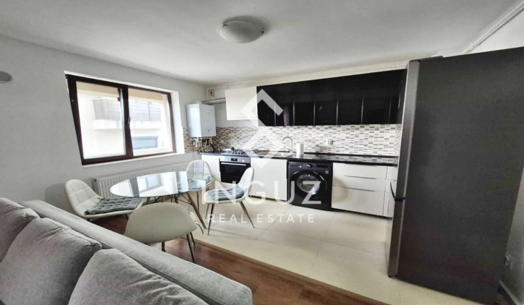 Apartament 2 camere de închiriat – Mihai Bravu | 10 min metrou | Prima - Apartament 2 camere de închiriat – Mihai Bravu | 10 min metrou | Prima închiriere Se oferă spre închiriere un apartament de 2 camere, situat în Sector 3, pe Strada Vailor, la doar 10 minute de mers pe jos de metrou Mihai Bravu, într-o zonă liniștită de case. Apartamentul are o suprafață utilă de 48 mp, este amplasat la etajul 1 într-un imobil construit în 2014 și se află la prima închiriere, fiind proaspăt renovat și pregătit pentru mutare imediată. Detalii proprietate: Compartimentare semidecomandată Living cu bucătărie open space Dormitor separat Baie cu cadă 2 balcoane Centrală termică proprie (schimbată acum 2 ani) Aer condiționat Dotări și electrocasnice: Cuptor și plită Bosch Mașină de spălat cu uscător LG Frigider Gorenje No Frost Hotă Gorenje Smart TV LG Toate electrocasnicele sunt în stare foarte bună, achiziționate recent. Avantaje: Zonă liniștită Acces rapid la metrou și mijloace de transport Apartament luminos, curat și bine întreținut Ideal pentru cuplu sau o persoană 📅 Disponibil imediat 💶 Preț: 500 € / lună 📌 Comision agenție: 50% din prima lună }}