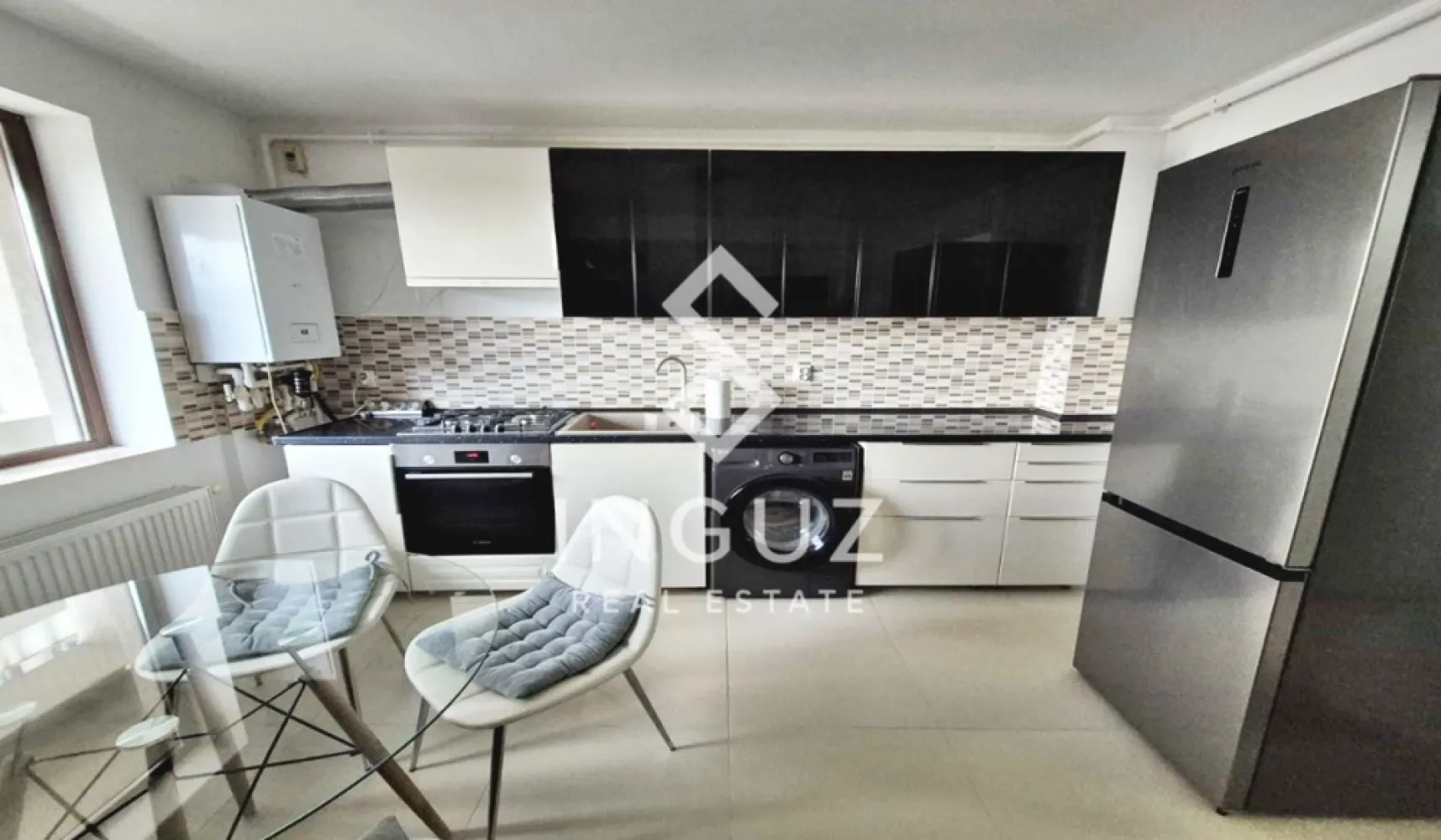 Apartament 2 camere de închiriat – Mihai Bravu | 10 min metrou | Prima - Apartament 2 camere de închiriat – Mihai Bravu | 10 min metrou | Prima închiriere Se oferă spre închiriere un apartament de 2 camere, situat în Sector 3, pe Strada Vailor, la doar 10 minute de mers pe jos de metrou Mihai Bravu, într-o zonă liniștită de case. Apartamentul are o suprafață utilă de 48 mp, este amplasat la etajul 1 într-un imobil construit în 2014 și se află la prima închiriere, fiind proaspăt renovat și pregătit pentru mutare imediată. Detalii proprietate: Compartimentare semidecomandată Living cu bucătărie open space Dormitor separat Baie cu cadă 2 balcoane Centrală termică proprie (schimbată acum 2 ani) Aer condiționat Dotări și electrocasnice: Cuptor și plită Bosch Mașină de spălat cu uscător LG Frigider Gorenje No Frost Hotă Gorenje Smart TV LG Toate electrocasnicele sunt în stare foarte bună, achiziționate recent. Avantaje: Zonă liniștită Acces rapid la metrou și mijloace de transport Apartament luminos, curat și bine întreținut Ideal pentru cuplu sau o persoană 📅 Disponibil imediat 💶 Preț: 500 € / lună 📌 Comision agenție: 50% din prima lună }}