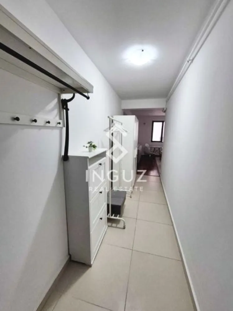 Apartament 2 camere de închiriat – Mihai Bravu | 10 min metrou | Prima - Apartament 2 camere de închiriat – Mihai Bravu | 10 min metrou | Prima închiriere Se oferă spre închiriere un apartament de 2 camere, situat în Sector 3, pe Strada Vailor, la doar 10 minute de mers pe jos de metrou Mihai Bravu, într-o zonă liniștită de case. Apartamentul are o suprafață utilă de 48 mp, este amplasat la etajul 1 într-un imobil construit în 2014 și se află la prima închiriere, fiind proaspăt renovat și pregătit pentru mutare imediată. Detalii proprietate: Compartimentare semidecomandată Living cu bucătărie open space Dormitor separat Baie cu cadă 2 balcoane Centrală termică proprie (schimbată acum 2 ani) Aer condiționat Dotări și electrocasnice: Cuptor și plită Bosch Mașină de spălat cu uscător LG Frigider Gorenje No Frost Hotă Gorenje Smart TV LG Toate electrocasnicele sunt în stare foarte bună, achiziționate recent. Avantaje: Zonă liniștită Acces rapid la metrou și mijloace de transport Apartament luminos, curat și bine întreținut Ideal pentru cuplu sau o persoană 📅 Disponibil imediat 💶 Preț: 500 € / lună 📌 Comision agenție: 50% din prima lună }}