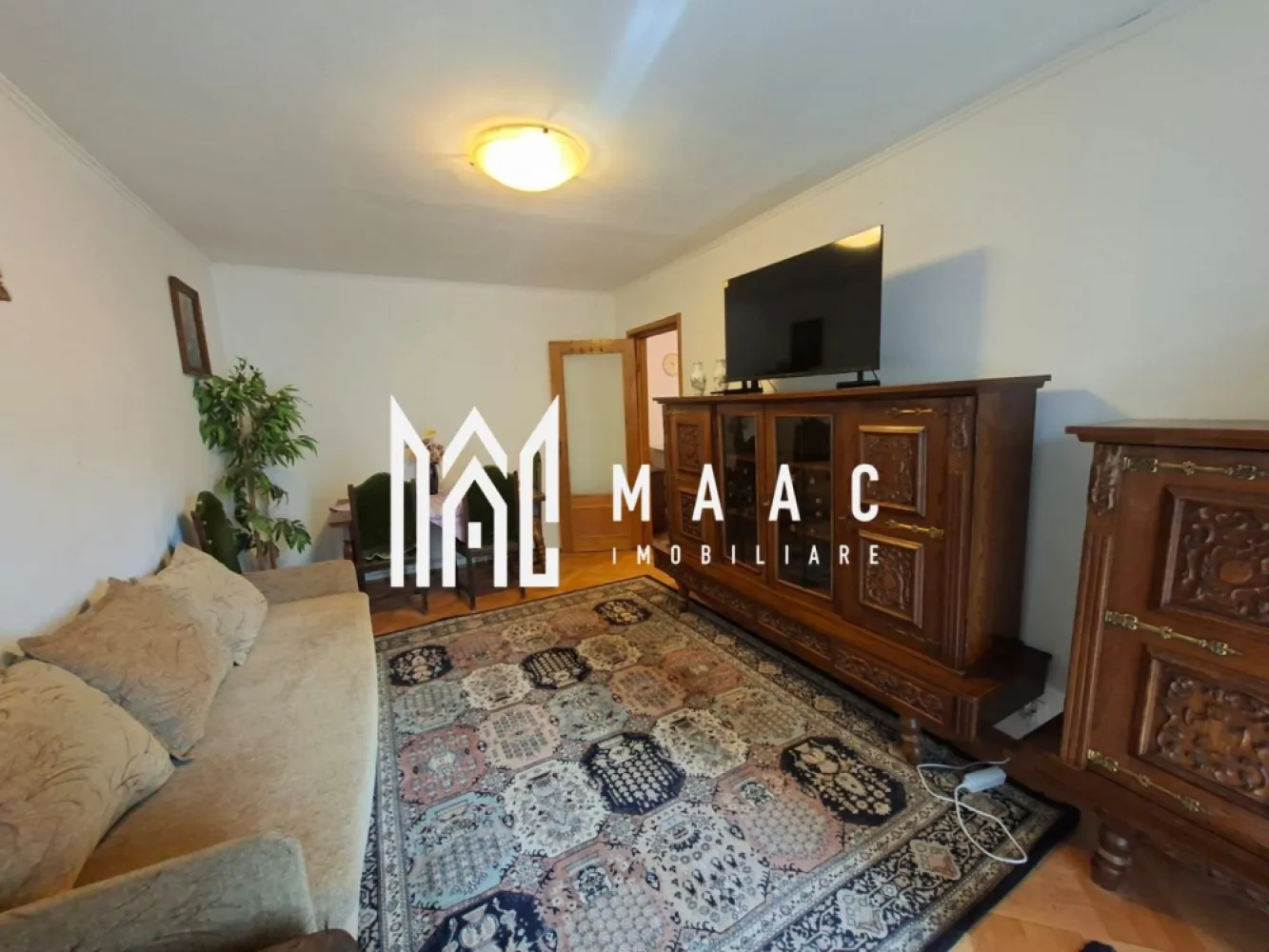 Apartment 3 Camere I Etajul 1 I Scoala de înot - MAAC Imobiliare va oferă spre închiriere apartament situat la etajul 1, într-o zonă foarte căutată și liniștită, pe Școala de Înot, cu acces rapid către centru, magazine, mijloace de transport și toate punctele de interes ale orașului.

Locuința este complet mobilată și utilată, pregătită pentru mutare imediată. Apartamentul este amenajat într-un stil clasic, bine întreținut, oferind un ambient cald și primitor, ideal pentru cei care apreciază confortul și funcționalitatea.

Dispune și de pivniță, spațiu excelent pentru depozitare suplimentară.

Ideal pentru un cuplu, sau pentru cei care își doresc să locuiască într-o zonă bună, liniștită și accesibilă.

Preț chirie: 550€/lună se percepe 1 chirie garanție ,comision 50% din prima chirie 

Pentru mai multe detalii sau vizionare,precizați ca ați văzut anunțul cu ID CP3054708