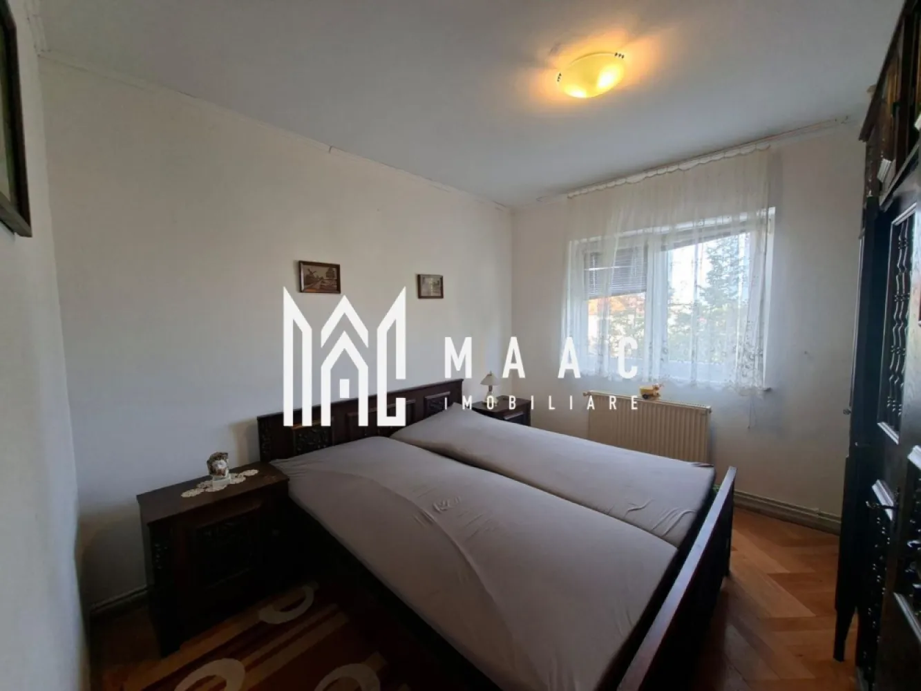 Apartment 3 Camere I Etajul 1 I Scoala de înot - MAAC Imobiliare va oferă spre închiriere apartament situat la etajul 1, într-o zonă foarte căutată și liniștită, pe Școala de Înot, cu acces rapid către centru, magazine, mijloace de transport și toate punctele de interes ale orașului.

Locuința este complet mobilată și utilată, pregătită pentru mutare imediată. Apartamentul este amenajat într-un stil clasic, bine întreținut, oferind un ambient cald și primitor, ideal pentru cei care apreciază confortul și funcționalitatea.

Dispune și de pivniță, spațiu excelent pentru depozitare suplimentară.

Ideal pentru un cuplu, sau pentru cei care își doresc să locuiască într-o zonă bună, liniștită și accesibilă.

Preț chirie: 550€/lună se percepe 1 chirie garanție ,comision 50% din prima chirie 

Pentru mai multe detalii sau vizionare,precizați ca ați văzut anunțul cu ID CP3054708