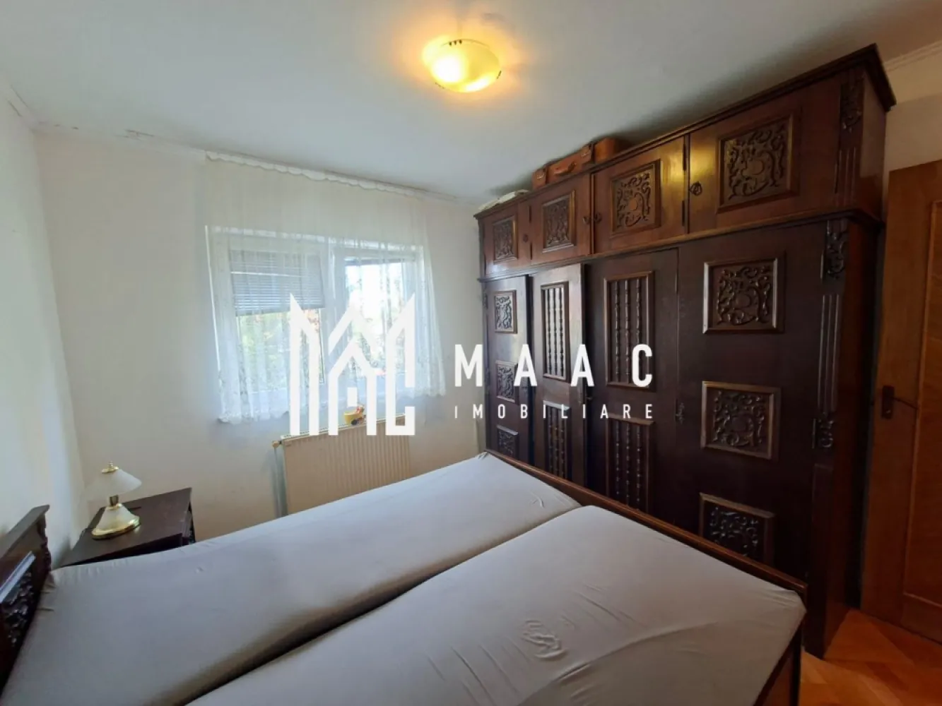 Apartment 3 Camere I Etajul 1 I Scoala de înot - MAAC Imobiliare va oferă spre închiriere apartament situat la etajul 1, într-o zonă foarte căutată și liniștită, pe Școala de Înot, cu acces rapid către centru, magazine, mijloace de transport și toate punctele de interes ale orașului.

Locuința este complet mobilată și utilată, pregătită pentru mutare imediată. Apartamentul este amenajat într-un stil clasic, bine întreținut, oferind un ambient cald și primitor, ideal pentru cei care apreciază confortul și funcționalitatea.

Dispune și de pivniță, spațiu excelent pentru depozitare suplimentară.

Ideal pentru un cuplu, sau pentru cei care își doresc să locuiască într-o zonă bună, liniștită și accesibilă.

Preț chirie: 550€/lună se percepe 1 chirie garanție ,comision 50% din prima chirie 

Pentru mai multe detalii sau vizionare,precizați ca ați văzut anunțul cu ID CP3054708