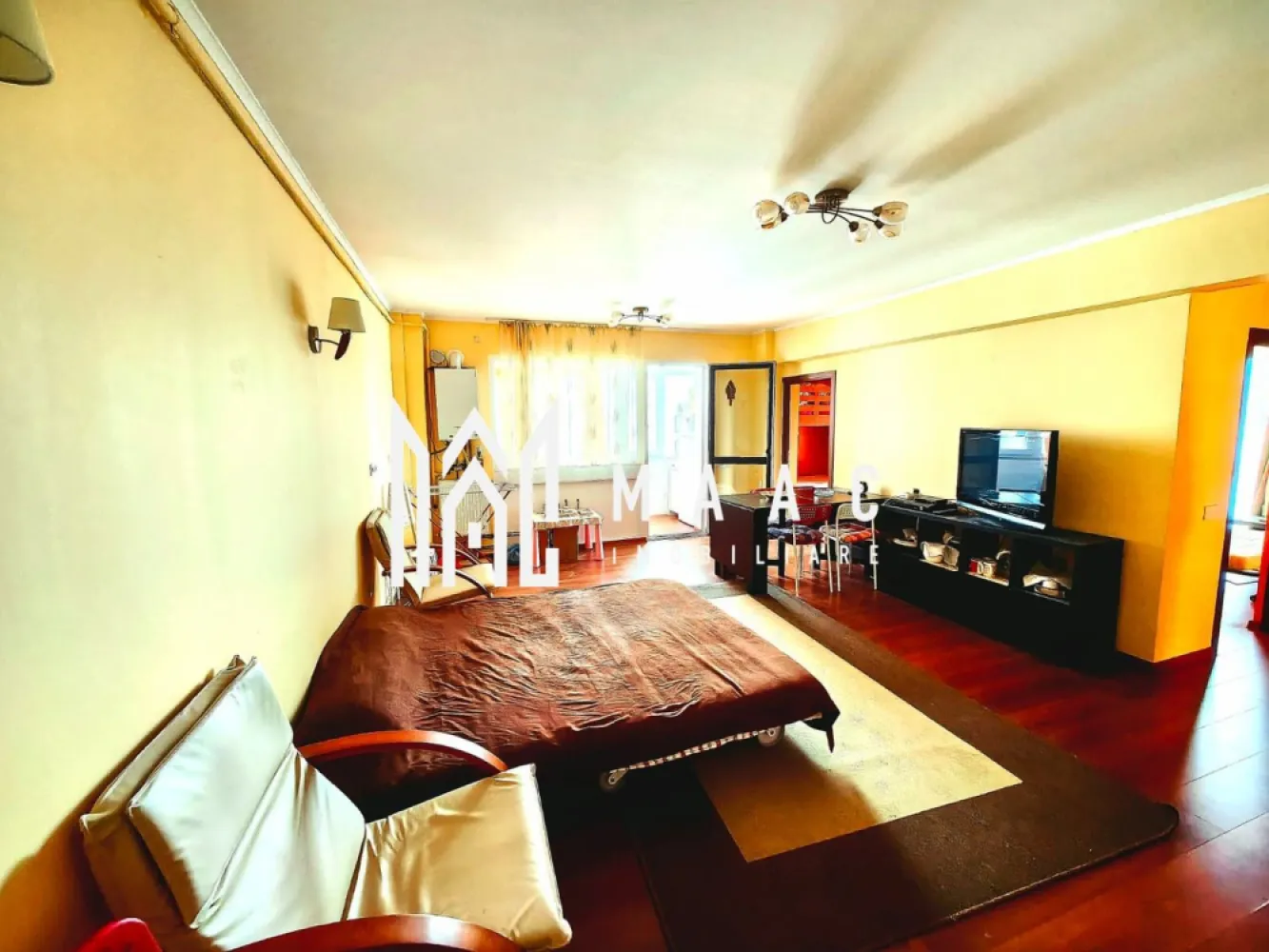 Apartament 3 camere I 65 mp I Balcon I Doamna Stanca - MAAC Imobiliare oferă spre vânzare un apartament spațios și luminos, situat în zona Doamna Stanca, într-un imobil nou, dotat cu lift. Detalii proprietate: 3 camere + birou/dormitor suplimentar, 2 bai-prevăzute cu geam pentru aerisire naturală, balcon. Incalzire: centrală proprie si calorifere Apartamentul se vinde complet mobilat și utilat. Bucătărie complet echipată, finisaje moderne Uși interioare și parchet în tonuri neutre Loc de parcare inclus în preț Proprietatea se remarcă prin compartimentarea eficientă, confort termic și accesibilitatea excelentă către toate zonele de interes din oraș. Este ideală atât pentru locuință proprie, cât și pentru investiție – zona este în continuă dezvoltare și foarte căutată. Pentru mai multe detalii, vă rugăm sa ne contactați, specificand ID: CP2793364 }}