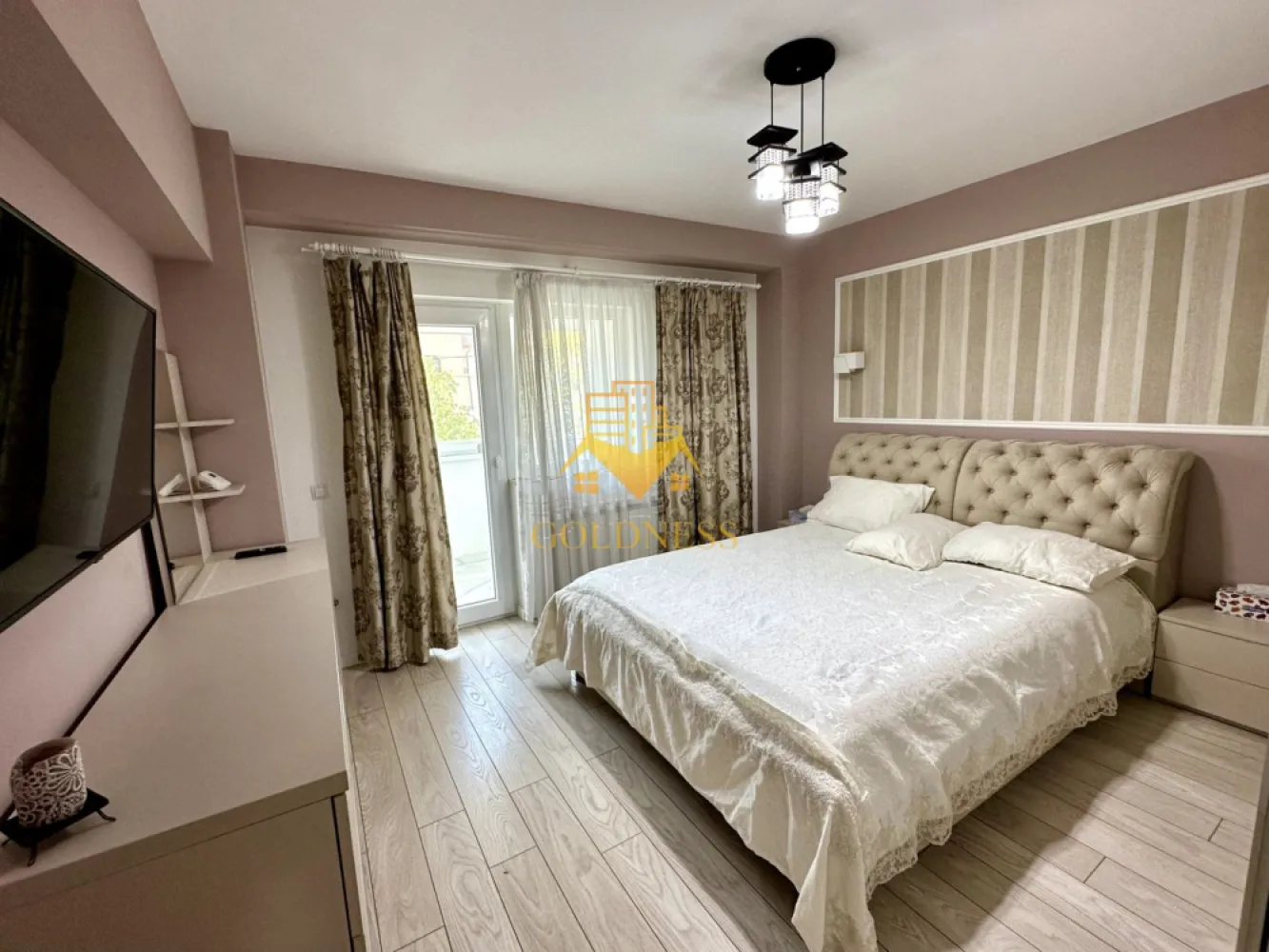 2 camere decomandate, Piata Marasti, Dorobantilor, OMV, The Office - GOLDNESS Imobiliare vă propune spre închiriere un apartament cu 2 camere complet mobilat și utilat, la etajul 1 într-un imobil de 10 etaje, în Cartierul Marasti.
Se poate parca prin zona.
Se află în apropierea stațiilor de transport în comun, magazine, restaurante, spații verzi, farmacii, etc. 
The Office la o distanță de 550m pe jos.

Apartamentul este compartimentat astfel:
 - dormitor cu pat matrimonial, dressing, noptiere
 - living cu canapea extensibila, 
 - bucatarie complet utilată și mobilată, loc de servit masa 
 - baie cu cabina de dus, calorifer port prosop și dulap pentru depozitare.
 - balcon de 6 mp.

Imobilul este dotat cu toate cele necesare- centrală proprie, frigider, aragaz, hotă, mașină de spălat haine, etc. 

Dacă sunteți interesați de acest apartament și doriți să îl vizionați, dar și pentru alte oferte nu ezitați să ne contactați telefonic sau prin e-mail. Vă stăm la dispoziție!
Pentru intermediere se percepe un comision de 50% din prețul chiriei!