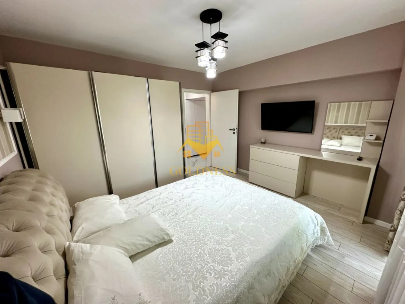 2 camere decomandate, Piata Marasti, Dorobantilor, OMV, The Office - GOLDNESS Imobiliare vă propune spre închiriere un apartament cu 2 camere complet mobilat și utilat, la etajul 1 într-un imobil de 10 etaje, în Cartierul Marasti.
Se poate parca prin zona.
Se află în apropierea stațiilor de transport în comun, magazine, restaurante, spații verzi, farmacii, etc. 
The Office la o distanță de 550m pe jos.

Apartamentul este compartimentat astfel:
 - dormitor cu pat matrimonial, dressing, noptiere
 - living cu canapea extensibila, 
 - bucatarie complet utilată și mobilată, loc de servit masa 
 - baie cu cabina de dus, calorifer port prosop și dulap pentru depozitare.
 - balcon de 6 mp.

Imobilul este dotat cu toate cele necesare- centrală proprie, frigider, aragaz, hotă, mașină de spălat haine, etc. 

Dacă sunteți interesați de acest apartament și doriți să îl vizionați, dar și pentru alte oferte nu ezitați să ne contactați telefonic sau prin e-mail. Vă stăm la dispoziție!
Pentru intermediere se percepe un comision de 50% din prețul chiriei!