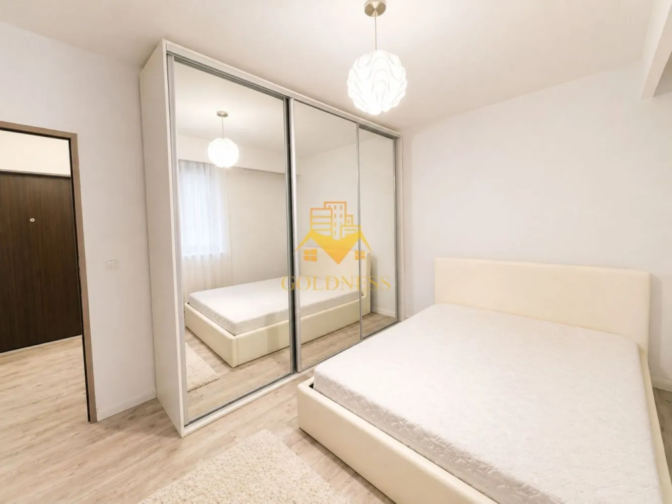 2 Camere Open Space, Intre Lacuri, Parcare, Iulius Mall, FSEGA,Dunarii - GOLDNESS Imobiliare vă propune spre închiriere un apartament cu 2 camere complet mobilat și utilat, la parterul inalt al unui imobil de 5 etaje, în Cartierul Intre lacuri! Parcare exterioara la liber Se află în apropierea stațiilor de transport în comun, magazine, restaurante, spații verzi, farmacii, etc. Apartamentul este compartimentat astfel: - dormitor cu pat matrimonial, dressing, noptiere - living cu bucatarie open space complet utilată și mobilată, canapea extensibilă, loc de servit masa - baie cu cabina de dus, calorifer port prosop și dulap pentru depozitare. - balcon 6 mp. Imobilul este dotat cu toate cele necesare- centrală proprie, frigider, aragaz, hotă, mașină de spălat haine, etc. Dacă sunteți interesați de acest apartament și doriți să îl vizionați, dar și pentru alte oferte nu ezitați să ne contactați telefonic sau prin e-mail. Vă stăm la dispoziție! Pentru intermediere se percepe un comision de 50% din prețul chiriei!