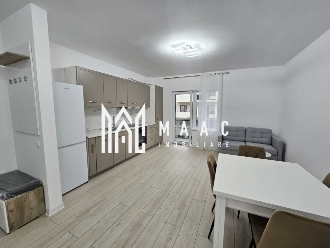 Apartament 3 camere | Prima inchiriere | Etaj 1 | D. Stanca - MAAC Imobiliare vă propune spre închiriere, un apartament modern cu 3 camere, situat la etajul 1 al unui imobil nou, finalizat în 2024, în zona Doamna Stanca.

Locuința beneficiază de o compartimentare decomandată și se remarcă prin finisaje contemporane, amenajări realizate în 2025 și un design modern, ce asigură confort și funcționalitate.

Detalii apartament:

Suprafață utilă generoasă, cu living luminos și bucătărie open-space;

2 dormitoare spațioase, ideale pentru odihnă și intimitate;

Baie modernă dotată cu cabină de duș;

Balcon de 6 mp, perfect pentru relaxare;

Loc de parcare propriu inclus în preț.

Apartamentul este la prima închiriere, oferind un ambient elegant și impecabil, potrivit pentru persoane sau cupluri care își doresc un spațiu cochet și ușor de întreținut.

Condiții de închiriere:

Garanție: echivalentul unei chirii;

Nu se acceptă: studenți, animale de companie și copii mici;

Perioada minimă de închiriere: 12 luni.

Proprietatea reprezintă alegerea ideală pentru cei care caută confort, siguranță și o locație bine conectată la principalele puncte de interes din zonă. 
ID: CP3054337.