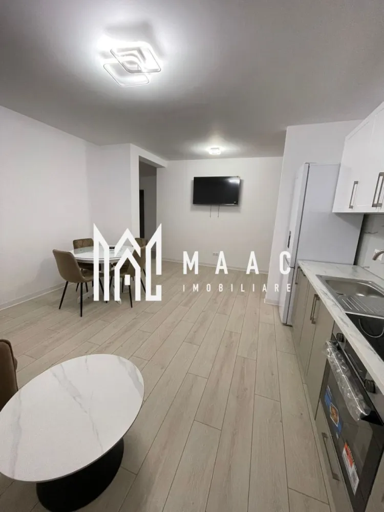 Apartament 3 camere | Prima inchiriere | Etaj 1 | D. Stanca - MAAC Imobiliare vă propune spre închiriere, un apartament modern cu 3 camere, situat la etajul 1 al unui imobil nou, finalizat în 2024, în zona Doamna Stanca.

Locuința beneficiază de o compartimentare decomandată și se remarcă prin finisaje contemporane, amenajări realizate în 2025 și un design modern, ce asigură confort și funcționalitate.

Detalii apartament:

Suprafață utilă generoasă, cu living luminos și bucătărie open-space;

2 dormitoare spațioase, ideale pentru odihnă și intimitate;

Baie modernă dotată cu cabină de duș;

Balcon de 6 mp, perfect pentru relaxare;

Loc de parcare propriu inclus în preț.

Apartamentul este la prima închiriere, oferind un ambient elegant și impecabil, potrivit pentru persoane sau cupluri care își doresc un spațiu cochet și ușor de întreținut.

Condiții de închiriere:

Garanție: echivalentul unei chirii;

Nu se acceptă: studenți, animale de companie și copii mici;

Perioada minimă de închiriere: 12 luni.

Proprietatea reprezintă alegerea ideală pentru cei care caută confort, siguranță și o locație bine conectată la principalele puncte de interes din zonă. 
ID: CP3054337.