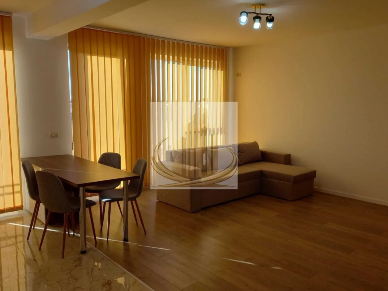 Apartament 2 camere in bloc nou Buziasului-AEM - Grand Mobilis Imobiliare oferă spre vânzare un apartament modern cu 2 camere, situat în zona Buziașului – AEM, într-un imobil nou construit în 2023, la etajul 2 din 3. Apartamentul este complet mobilat și utilat, totul fiind nou, fiind pregătit pentru mutare imediată. Beneficiază de centrală proprie pe gaz, aer condiționat, jaluzele verticale și două balcoane, oferind un plus de confort și funcționalitate. În preț este inclus și un loc de parcare situat în curtea interioară a imobilului. ID intern CP3055365 }}