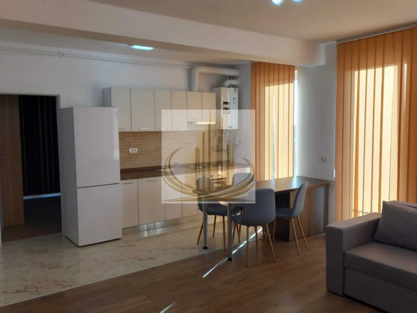 Apartament 2 camere in bloc nou Buziasului-AEM - Grand Mobilis Imobiliare oferă spre vânzare un apartament modern cu 2 camere, situat în zona Buziașului – AEM, într-un imobil nou construit în 2023, la etajul 2 din 3. Apartamentul este complet mobilat și utilat, totul fiind nou, fiind pregătit pentru mutare imediată. Beneficiază de centrală proprie pe gaz, aer condiționat, jaluzele verticale și două balcoane, oferind un plus de confort și funcționalitate. În preț este inclus și un loc de parcare situat în curtea interioară a imobilului. ID intern CP3055365 }}