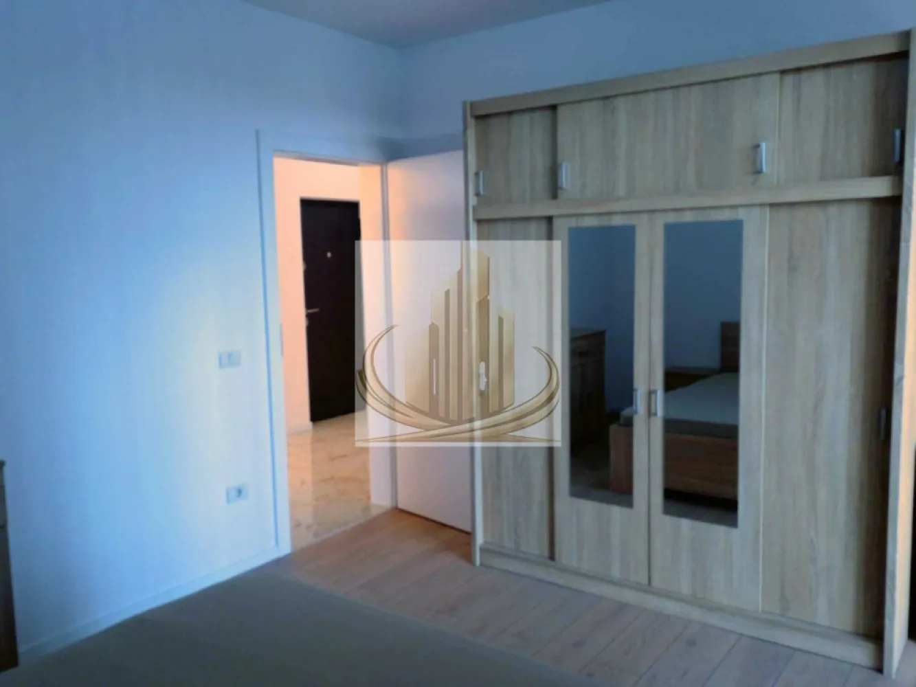 Apartament 2 camere in bloc nou Buziasului-AEM - Grand Mobilis Imobiliare oferă spre vânzare un apartament modern cu 2 camere, situat în zona Buziașului – AEM, într-un imobil nou construit în 2023, la etajul 2 din 3. Apartamentul este complet mobilat și utilat, totul fiind nou, fiind pregătit pentru mutare imediată. Beneficiază de centrală proprie pe gaz, aer condiționat, jaluzele verticale și două balcoane, oferind un plus de confort și funcționalitate. În preț este inclus și un loc de parcare situat în curtea interioară a imobilului. ID intern CP3055365 }}