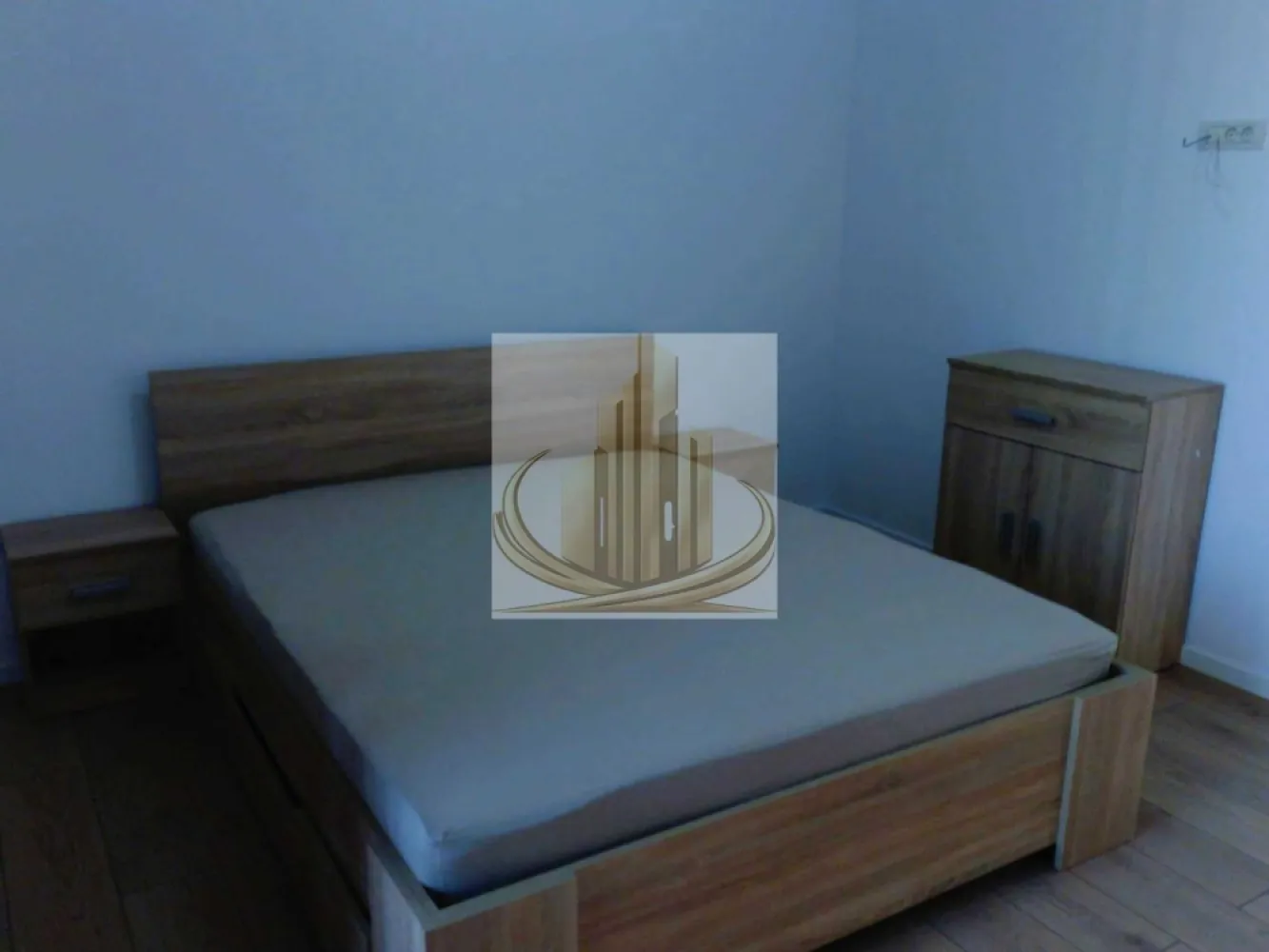 Apartament 2 camere in bloc nou Buziasului-AEM - Grand Mobilis Imobiliare oferă spre vânzare un apartament modern cu 2 camere, situat în zona Buziașului – AEM, într-un imobil nou construit în 2023, la etajul 2 din 3. Apartamentul este complet mobilat și utilat, totul fiind nou, fiind pregătit pentru mutare imediată. Beneficiază de centrală proprie pe gaz, aer condiționat, jaluzele verticale și două balcoane, oferind un plus de confort și funcționalitate. În preț este inclus și un loc de parcare situat în curtea interioară a imobilului. ID intern CP3055365 }}