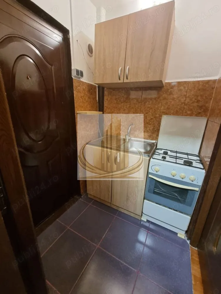 De Inchiriat Garsoniera 16mp zona UMT - Agenția Grand Mobilis Imobiliare oferă spre închiriere o garsonieră situată la parter, complet mobilată și utilată, ideală pentru o persoană sau un cuplu. 💰 Preț: 200 euro/lună + garanție 📍 Zonă liniștită, aproape de natură ID intern CP3055480 }}