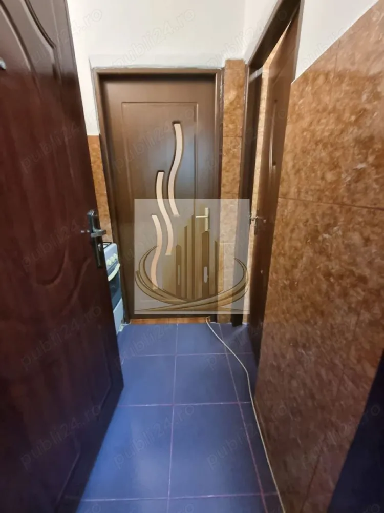 De Inchiriat Garsoniera 16mp zona UMT - Agenția Grand Mobilis Imobiliare oferă spre închiriere o garsonieră situată la parter, complet mobilată și utilată, ideală pentru o persoană sau un cuplu. 💰 Preț: 200 euro/lună + garanție 📍 Zonă liniștită, aproape de natură ID intern CP3055480 }}