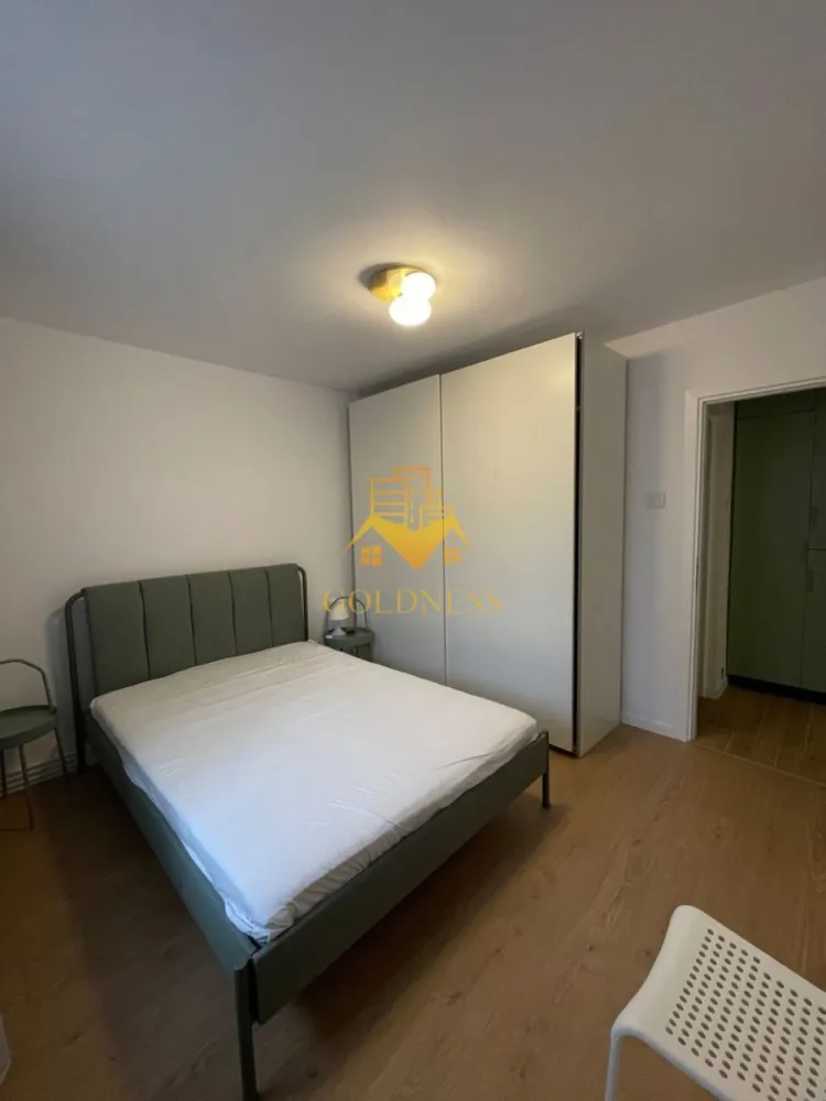 2 camere, Gheorgheni, Nicolae Titulescu, Iulius Mall, FSEGA, Slănic - GOLDNESS Imobiliare vă propune spre închiriere un apartament cu 2 camere complet mobilat și utilat, la etajul 2 într-un imobil de 4 etaje fără lift, în Cartierul Gheorgheni. Posibilitate de parcare la liber în zona. Se află în apropierea stațiilor de transport în comun, magazine, restaurante, spații verzi, farmacii, etc. Apartamentul este compartimentat astfel: - dormitor cu pat matrimonial, dressing, noptiere - living cu canapea extensibilă - bucătărie separată complet utilată și mobilată, loc de servit masa - baie cu cada, calorifer port prosop și dulap pentru depozitare. - balcon 4mp. Imobilul este dotat cu toate cele necesare- centrală proprie, frigider, aragaz, hotă, mașină de spălat haine, etc. Dacă sunteți interesați de acest apartament și doriți să îl vizionați, dar și pentru alte oferte nu ezitați să ne contactați telefonic sau prin e-mail. Vă stăm la dispoziție! Pentru intermediere se percepe un comision de 50% din prețul chiriei! }}
