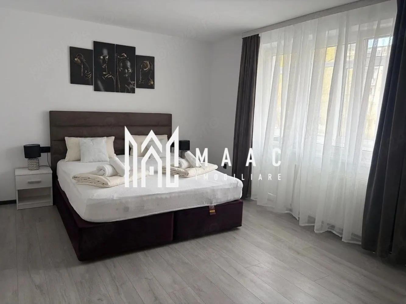 Apartament 2 camere | Etaj 1 | Decomandat | Cedonia | Balcon închis - Maac Imobiliare prezintă spre vânzare un apartament cu 2 camere, complet decomandat, situat la etajul 1 al unui imobil construit în perioada 1990–2000. Locuința are o suprafață utilă de 56 mp și este compartimentată eficient, oferind confort și funcționalitate: living separat dormitor bucătărie închisă baie cu geam de aerisire debara hol balcon închis Apartamentul dispune de finisaje moderne, precum pardoseli laminate și tâmplărie de calitate, iar bucătăria este complet echipată cu electrocasnice moderne: cuptor, cuptor cu microunde și mașină de spălat vase. Imobilul este amplasat într-o zonă urbană bine dezvoltată, cu acces facil la numeroase puncte de interes: parcuri și spații verzi cafenele și restaurante stații de transport public în apropiere instituții culturale (muzee, cinematografe) Această proprietate este ideală atât pentru locuit, cât și pentru investiție, datorită poziției și compartimentării eficiente. Pentru mai multe detalii sau pentru a programa o vizionare, vă rugăm să menționați telefonic ID-ul anunțului: CP3055450