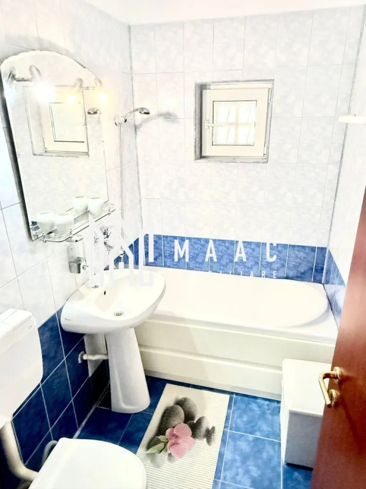 Apartament 2 Camere | Central | - Apartament 2 camere cochet – central, complet renovat – Cartier 1 Mai, strada Dacia Listat de: MAAC Imobiliare MAAC Imobiliare vă propune spre vânzare un apartament cu 2 camere cochet și primitor, situat în centrul orașului, în cartierul 1 Mai, pe strada Dacia – o zonă apreciată pentru accesibilitate, liniște și proximitatea față de principalele puncte de interes. Locuința este amplasată la etajul 4 din 4, într-un imobil solid și bine întreținut, și a fost recent renovată, oferind confort și funcționalitate la standarde moderne. Detalii și dotări: * Compartimentare: 2 camere (living, dormitor, bucătărie, baie) * Etaj: 4/4 * Îmbunătățiri: apartament complet renovat * Confort: centrală termică proprie, aer condiționat, geamuri termopan, ușă metalică * Se vinde complet mobilat și utilat, gata pentru mutare imediată Locație: Proprietatea beneficiază de o poziție excelentă, fiind situată la doar 5 minute de mers pe jos de centrul orașului, în apropierea instituțiilor publice, școlilor, magazinelor și mijloacelor de transport. O alegere ideală pentru cei care își doresc acces rapid la facilitățile urbane, fără a renunța la liniștea unei zone rezidențiale. Recomandat pentru: * cupluri sau familii tinere care doresc o locuință modernă și centrală * investiție sigură, perfectă pentru închiriere pe termen lung sau în regim hotelier Pentru detalii suplimentare sau programarea unei vizionări, contactați echipa MAAC Imobiliare – profesionalism, seriozitate și suport complet în procesul de achiziție. id: CP2792849 - SP }}