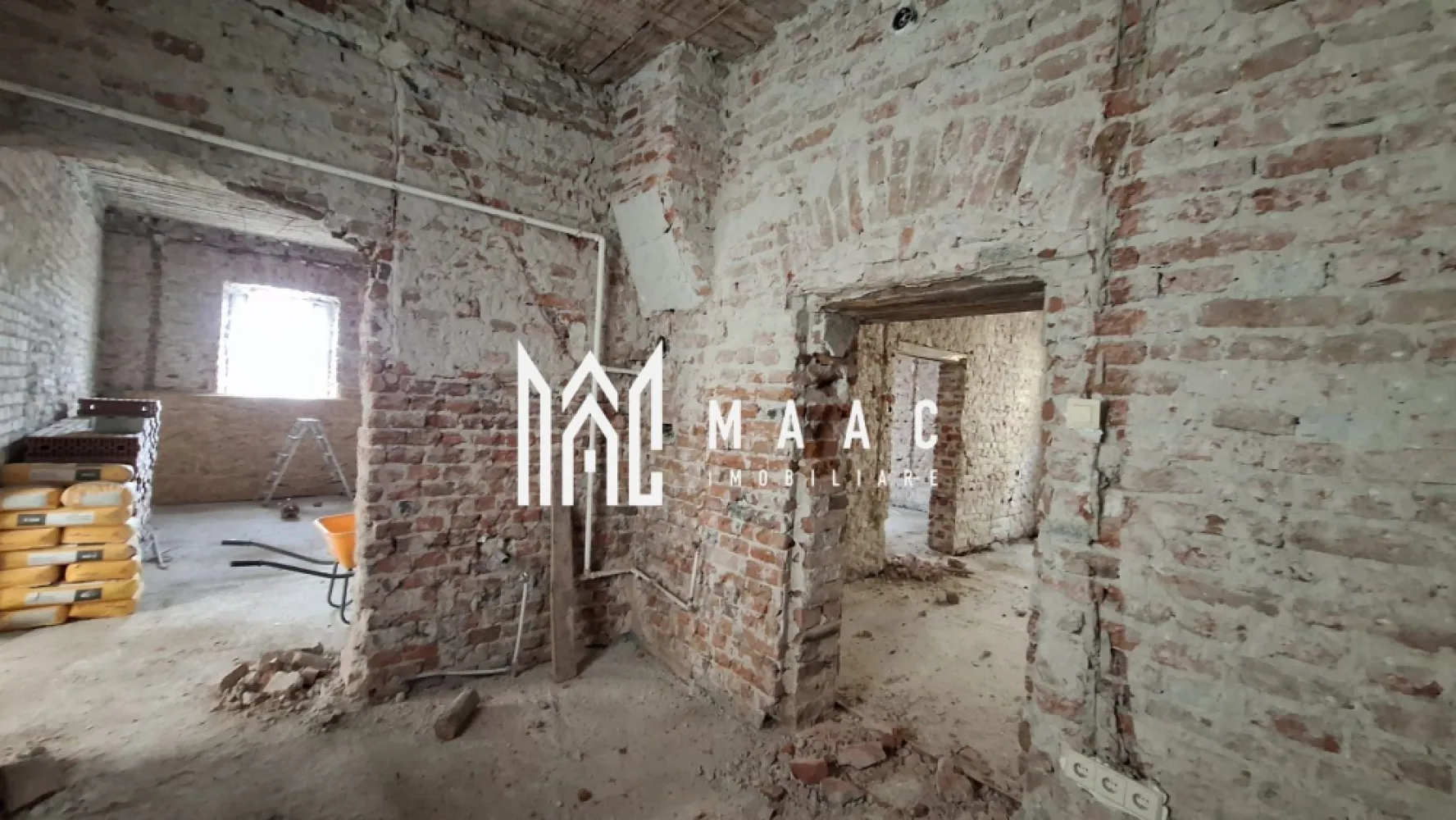 Apartament 3 camere la casa I Pivnita I Ultracentral - Vă propunem spre vânzare o proprietate unică, încadrată ca monument istoric, amplasata ultracentral, cu potențial remarcabil de restaurare și valorificare.

Imobilul se prezintă la stadiul de caramida, oferind libertatea de a fi amenajat și restaurat integral, conform unui concept propriu, păstrând în același timp valoarea arhitecturală și autenticitatea specifică.

Apartamentul are compartimentare circulara, 3 camere, bucatarie cu acces in pod si baie.
Aferenta- pivnita spatioasa impartita in 4 incaperi.

Locuinta se afla intr-o curte comuna cu alti 2 proprietari, fiind amplasata la strada.

Proprietatea, avand structura pregatita pentru renovare, reconfigurare, poate fi valorificata în diverse direcții: rezidențial, turistic sau comercial.
Poziționarea excelentă, în proximitatea punctelor de interes, ofera oportunitati pentru investitori sau persoane care își doresc să valorifice acest imobil cu valoare arhitecturală, într-un proiect de restaurare cu impact.

Pentru mai multe detalii precizati telefonic ca ati vazut anuntul cu ID:CP3048006