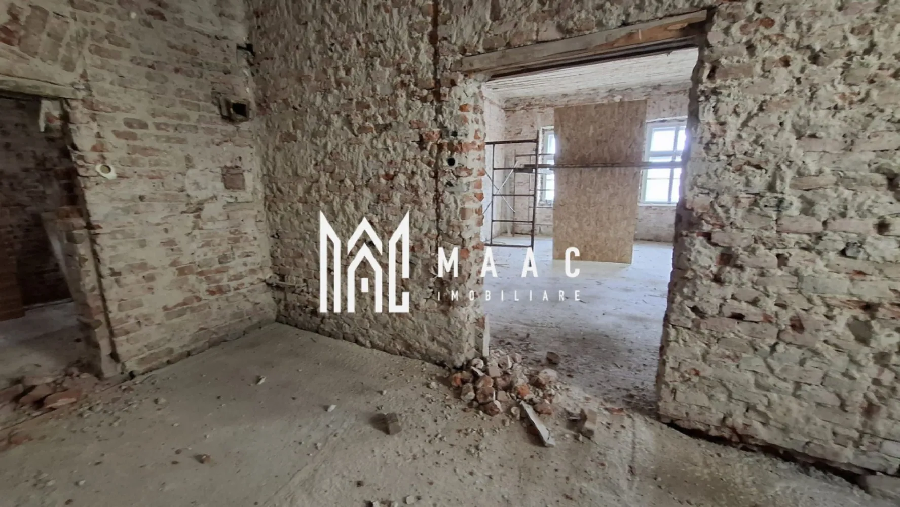 Apartament 3 camere la casa I Pivnita I Ultracentral - Vă propunem spre vânzare o proprietate unică, încadrată ca monument istoric, amplasata ultracentral, cu potențial remarcabil de restaurare și valorificare.

Imobilul se prezintă la stadiul de caramida, oferind libertatea de a fi amenajat și restaurat integral, conform unui concept propriu, păstrând în același timp valoarea arhitecturală și autenticitatea specifică.

Apartamentul are compartimentare circulara, 3 camere, bucatarie cu acces in pod si baie.
Aferenta- pivnita spatioasa impartita in 4 incaperi.

Locuinta se afla intr-o curte comuna cu alti 2 proprietari, fiind amplasata la strada.

Proprietatea, avand structura pregatita pentru renovare, reconfigurare, poate fi valorificata în diverse direcții: rezidențial, turistic sau comercial.
Poziționarea excelentă, în proximitatea punctelor de interes, ofera oportunitati pentru investitori sau persoane care își doresc să valorifice acest imobil cu valoare arhitecturală, într-un proiect de restaurare cu impact.

Pentru mai multe detalii precizati telefonic ca ati vazut anuntul cu ID:CP3048006