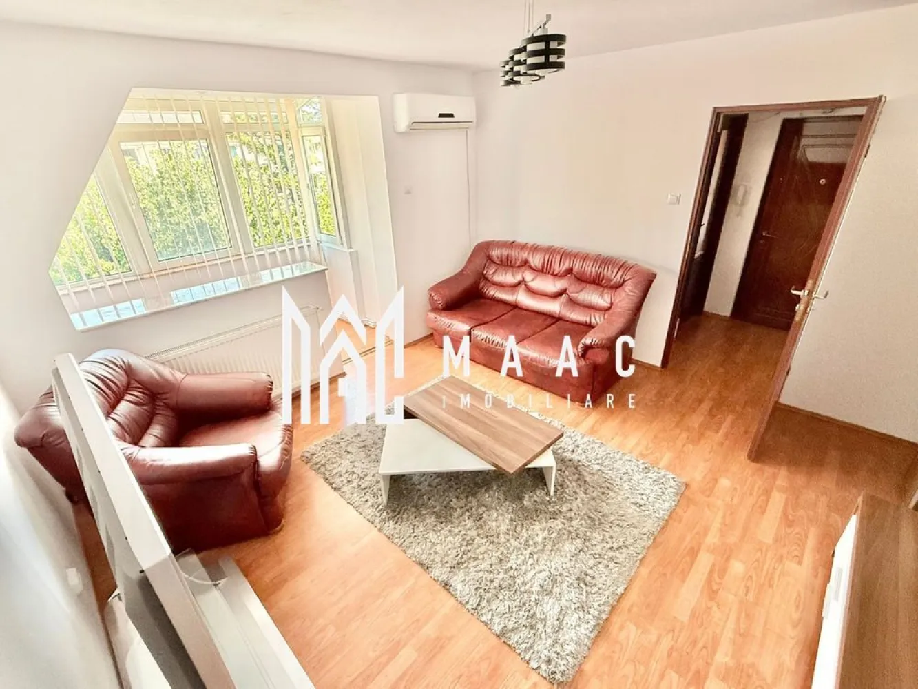Apartament 2 Camere | Central | - Apartament 2 camere cochet – central, complet renovat – Cartier 1 Mai, strada Dacia Listat de: MAAC Imobiliare MAAC Imobiliare vă propune spre vânzare un apartament cu 2 camere cochet și primitor, situat în centrul orașului, în cartierul 1 Mai, pe strada Dacia – o zonă apreciată pentru accesibilitate, liniște și proximitatea față de principalele puncte de interes. Locuința este amplasată la etajul 4 din 4, într-un imobil solid și bine întreținut, și a fost recent renovată, oferind confort și funcționalitate la standarde moderne. Detalii și dotări: * Compartimentare: 2 camere (living, dormitor, bucătărie, baie) * Etaj: 4/4 * Îmbunătățiri: apartament complet renovat * Confort: centrală termică proprie, aer condiționat, geamuri termopan, ușă metalică * Se vinde complet mobilat și utilat, gata pentru mutare imediată Locație: Proprietatea beneficiază de o poziție excelentă, fiind situată la doar 5 minute de mers pe jos de centrul orașului, în apropierea instituțiilor publice, școlilor, magazinelor și mijloacelor de transport. O alegere ideală pentru cei care își doresc acces rapid la facilitățile urbane, fără a renunța la liniștea unei zone rezidențiale. Recomandat pentru: * cupluri sau familii tinere care doresc o locuință modernă și centrală * investiție sigură, perfectă pentru închiriere pe termen lung sau în regim hotelier Pentru detalii suplimentare sau programarea unei vizionări, contactați echipa MAAC Imobiliare – profesionalism, seriozitate și suport complet în procesul de achiziție. id: CP2792849 - SP }}