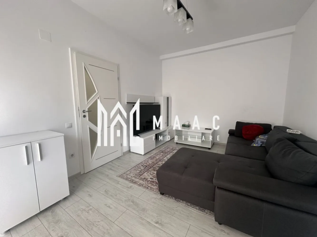 Apartament 2 Camere | Etaj 1 | 2 Locuri De Parcare - MAAC Imobiliare vă propune spre vânzare un apartament confortabil și bine compartimentat, ideal pentru locuit sau investiție, situat într-un imobil cu regim redus de înălțime.

Caracteristici principale
• suprafață utilă de 54 mp
• balcon de 5 mp
• situat la etajul 1 din 4
• 2 locuri de parcare incluse
• compartimentare practică

Compartimentare
• living luminos
• dormitor
• bucătărie
• baie
• hol
• balcon

Localizare și avantaje
• zonă liniștită și accesibilă
• acces facil către magazine, școli și transport în comun
• imobil cu regim redus de înălțime

Beneficii
• ideal pentru cuplu sau investiție
• etaj intermediar – confort termic și acces facil
• 2 locuri de parcare
• compartimentare eficientă

Pentru mai multe detalii sau pentru programarea unei vizionări, vă rugăm să ne contactați și să menționați ID-ul proprietății; CP3051836.