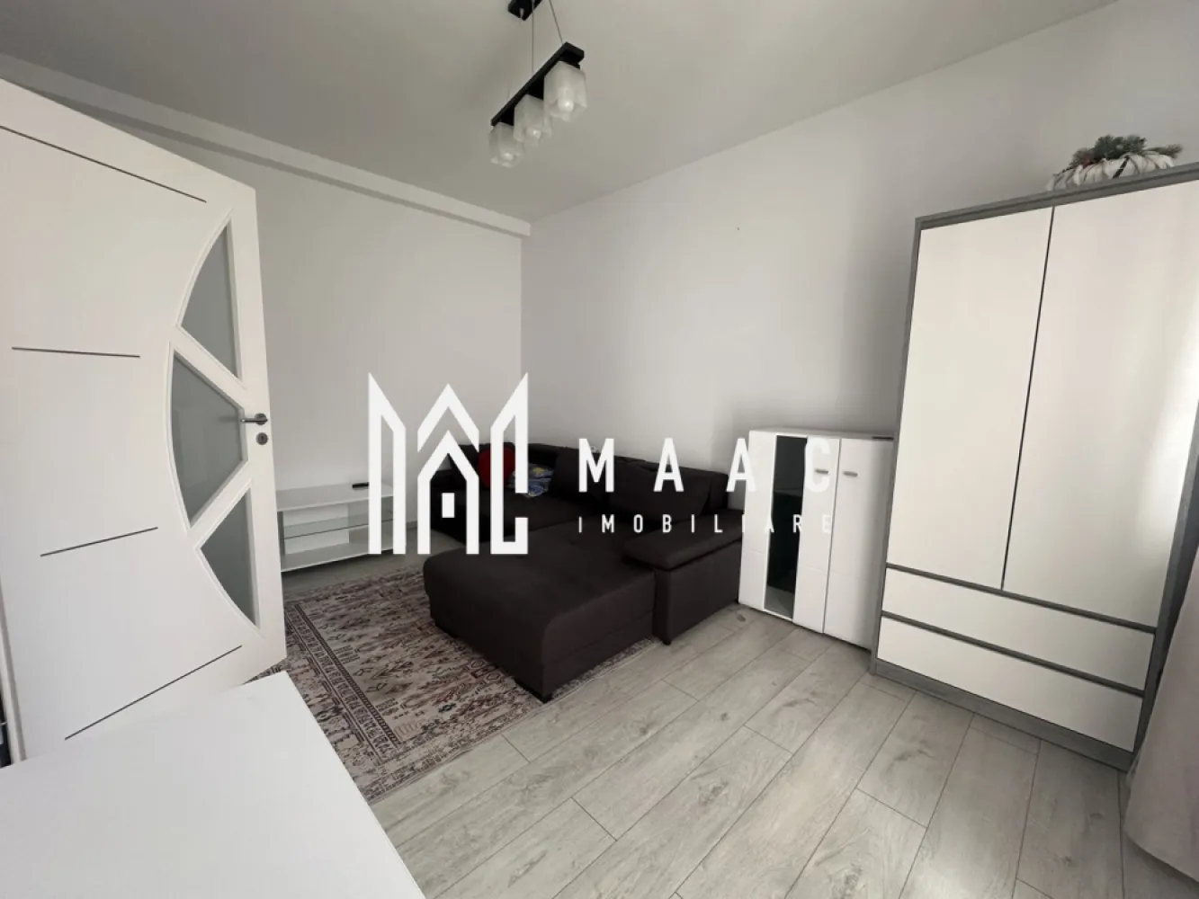 Apartament 2 Camere | Etaj 1 | 2 Locuri De Parcare - MAAC Imobiliare vă propune spre vânzare un apartament confortabil și bine compartimentat, ideal pentru locuit sau investiție, situat într-un imobil cu regim redus de înălțime.

Caracteristici principale
• suprafață utilă de 54 mp
• balcon de 5 mp
• situat la etajul 1 din 4
• 2 locuri de parcare incluse
• compartimentare practică

Compartimentare
• living luminos
• dormitor
• bucătărie
• baie
• hol
• balcon

Localizare și avantaje
• zonă liniștită și accesibilă
• acces facil către magazine, școli și transport în comun
• imobil cu regim redus de înălțime

Beneficii
• ideal pentru cuplu sau investiție
• etaj intermediar – confort termic și acces facil
• 2 locuri de parcare
• compartimentare eficientă

Pentru mai multe detalii sau pentru programarea unei vizionări, vă rugăm să ne contactați și să menționați ID-ul proprietății; CP3051836.