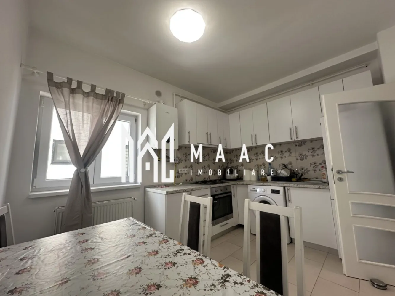 Apartament 2 Camere | Etaj 1 | 2 Locuri De Parcare - MAAC Imobiliare vă propune spre vânzare un apartament confortabil și bine compartimentat, ideal pentru locuit sau investiție, situat într-un imobil cu regim redus de înălțime.

Caracteristici principale
• suprafață utilă de 54 mp
• balcon de 5 mp
• situat la etajul 1 din 4
• 2 locuri de parcare incluse
• compartimentare practică

Compartimentare
• living luminos
• dormitor
• bucătărie
• baie
• hol
• balcon

Localizare și avantaje
• zonă liniștită și accesibilă
• acces facil către magazine, școli și transport în comun
• imobil cu regim redus de înălțime

Beneficii
• ideal pentru cuplu sau investiție
• etaj intermediar – confort termic și acces facil
• 2 locuri de parcare
• compartimentare eficientă

Pentru mai multe detalii sau pentru programarea unei vizionări, vă rugăm să ne contactați și să menționați ID-ul proprietății; CP3051836.