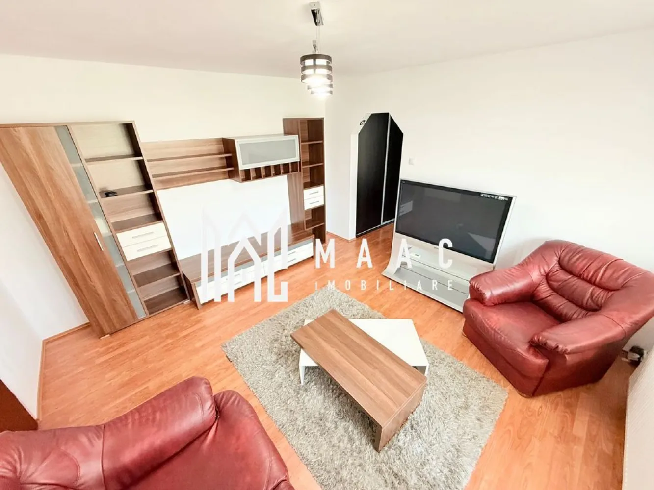 Apartament 2 Camere | Central | - Apartament 2 camere cochet – central, complet renovat – Cartier 1 Mai, strada Dacia Listat de: MAAC Imobiliare MAAC Imobiliare vă propune spre vânzare un apartament cu 2 camere cochet și primitor, situat în centrul orașului, în cartierul 1 Mai, pe strada Dacia – o zonă apreciată pentru accesibilitate, liniște și proximitatea față de principalele puncte de interes. Locuința este amplasată la etajul 4 din 4, într-un imobil solid și bine întreținut, și a fost recent renovată, oferind confort și funcționalitate la standarde moderne. Detalii și dotări: * Compartimentare: 2 camere (living, dormitor, bucătărie, baie) * Etaj: 4/4 * Îmbunătățiri: apartament complet renovat * Confort: centrală termică proprie, aer condiționat, geamuri termopan, ușă metalică * Se vinde complet mobilat și utilat, gata pentru mutare imediată Locație: Proprietatea beneficiază de o poziție excelentă, fiind situată la doar 5 minute de mers pe jos de centrul orașului, în apropierea instituțiilor publice, școlilor, magazinelor și mijloacelor de transport. O alegere ideală pentru cei care își doresc acces rapid la facilitățile urbane, fără a renunța la liniștea unei zone rezidențiale. Recomandat pentru: * cupluri sau familii tinere care doresc o locuință modernă și centrală * investiție sigură, perfectă pentru închiriere pe termen lung sau în regim hotelier Pentru detalii suplimentare sau programarea unei vizionări, contactați echipa MAAC Imobiliare – profesionalism, seriozitate și suport complet în procesul de achiziție. id: CP2792849 - SP }}